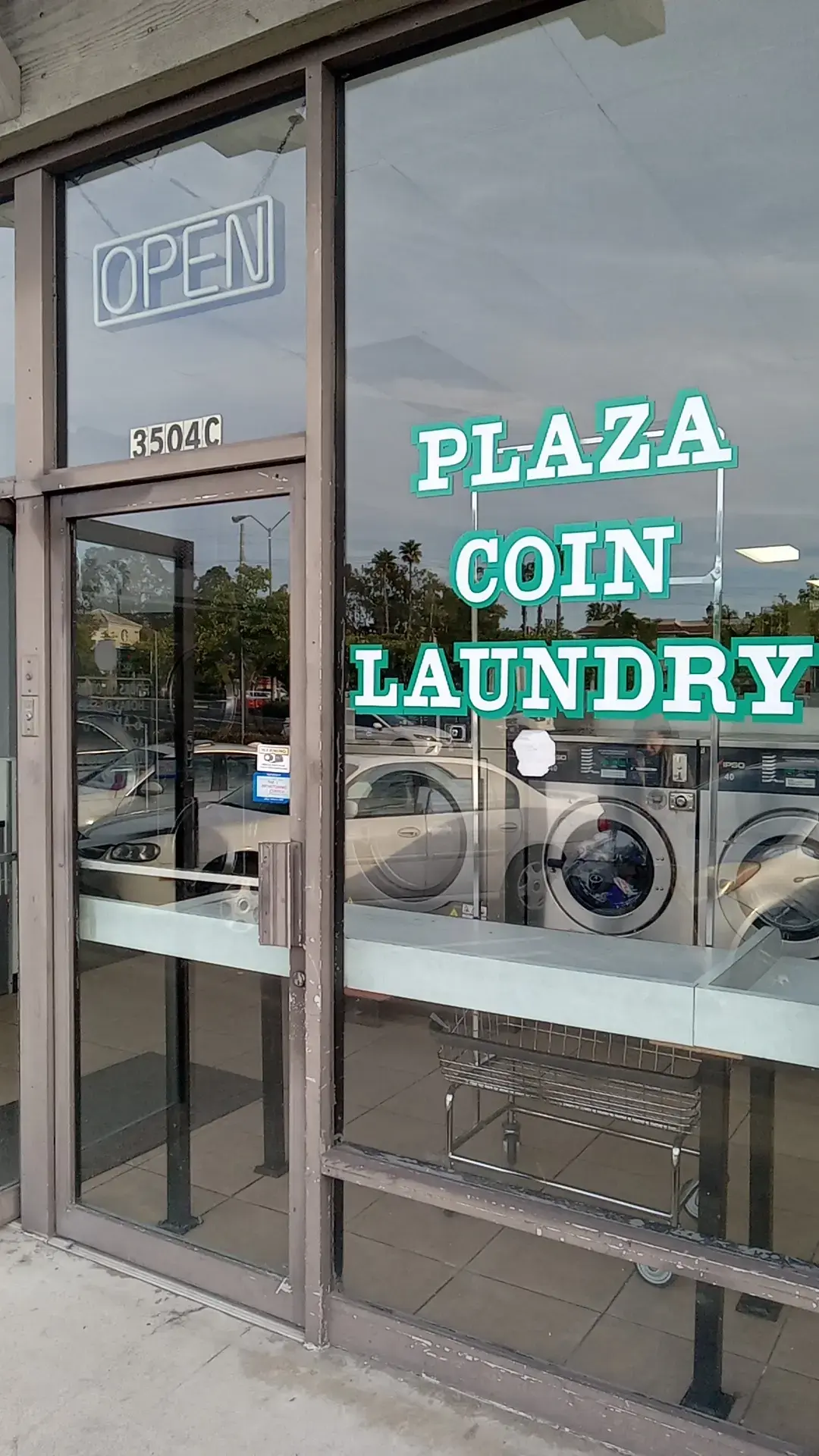 Plaza Coin Laundry - Image 5