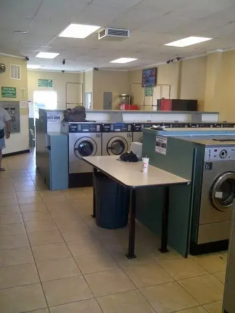 Plaza Coin Laundry - Image 9