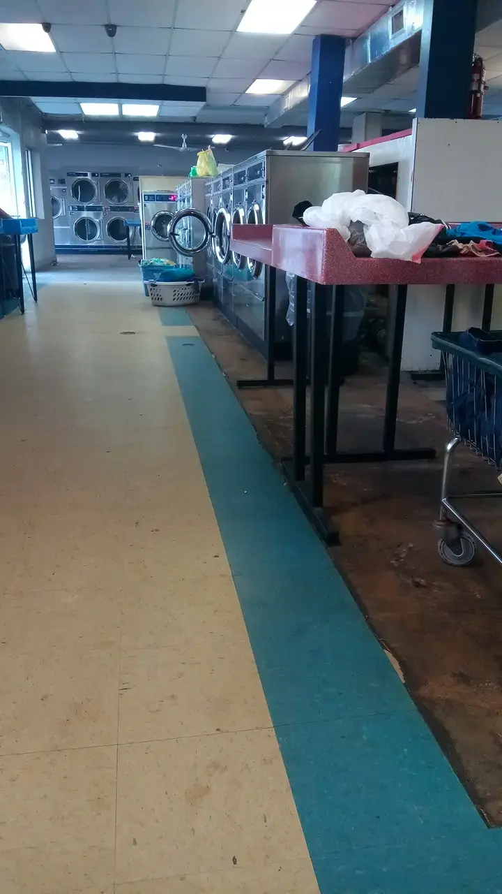 Plaza Coin Laundry - Image 3