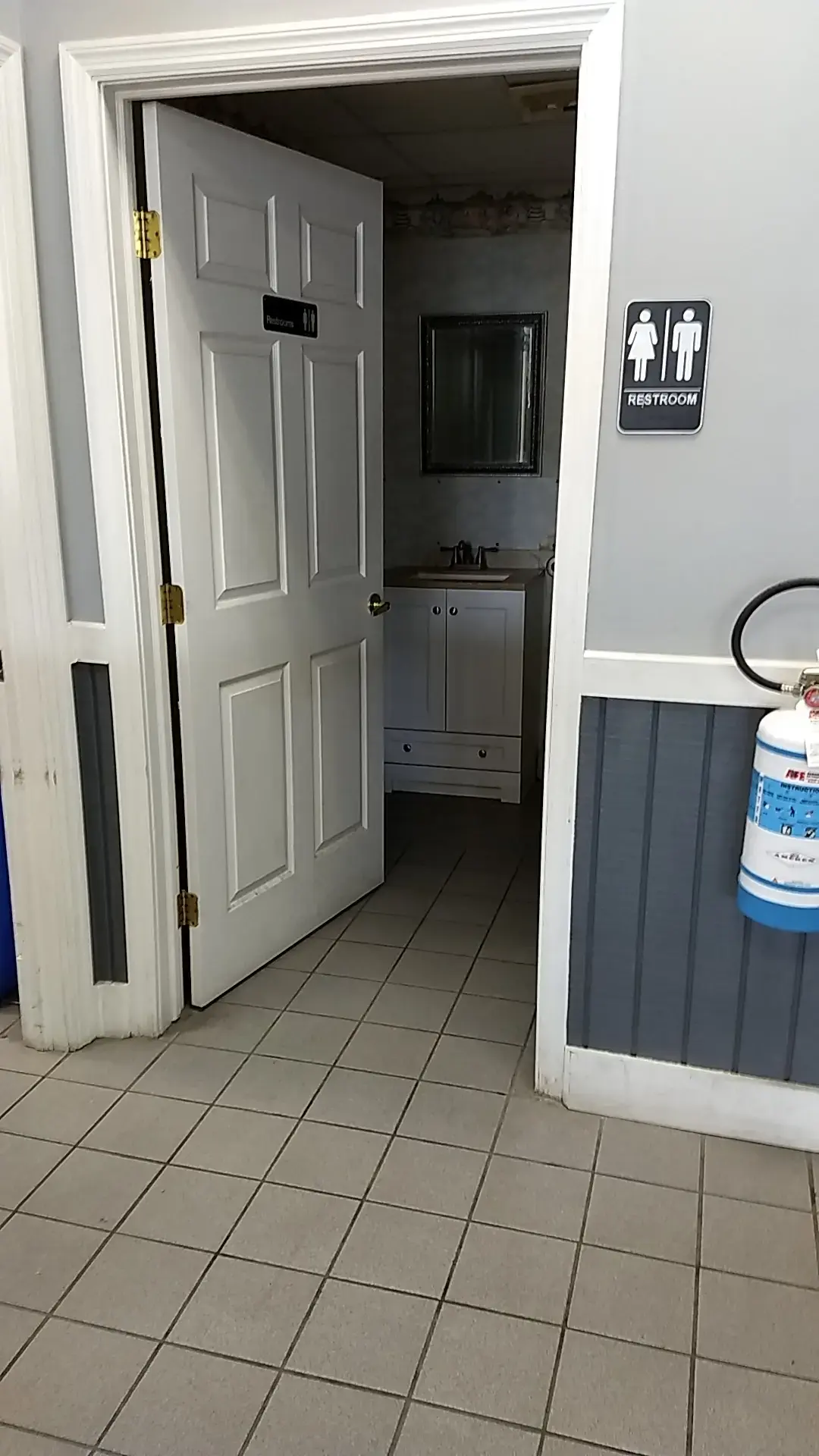 Plaza Laundromat & Dry Cleaners - Image 14