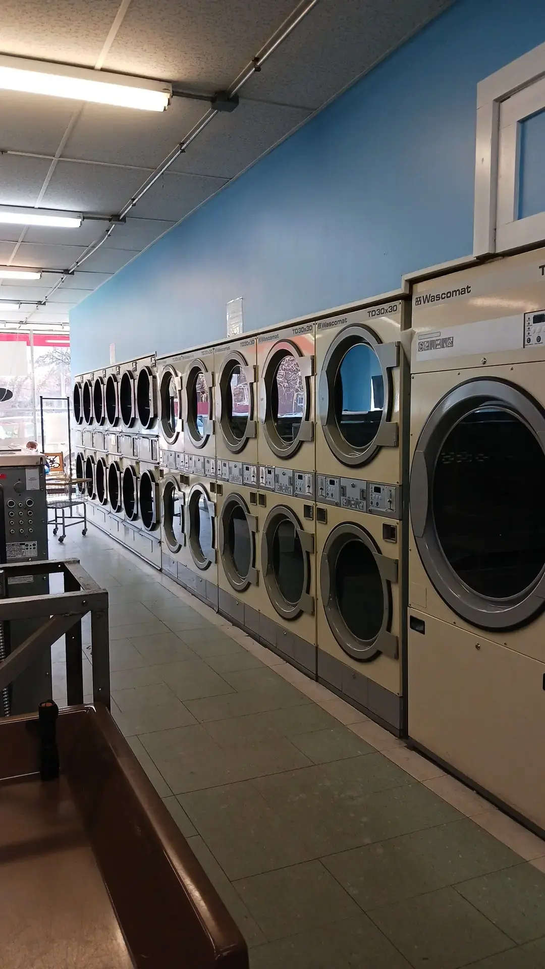 Plaza Laundromat - Image 8