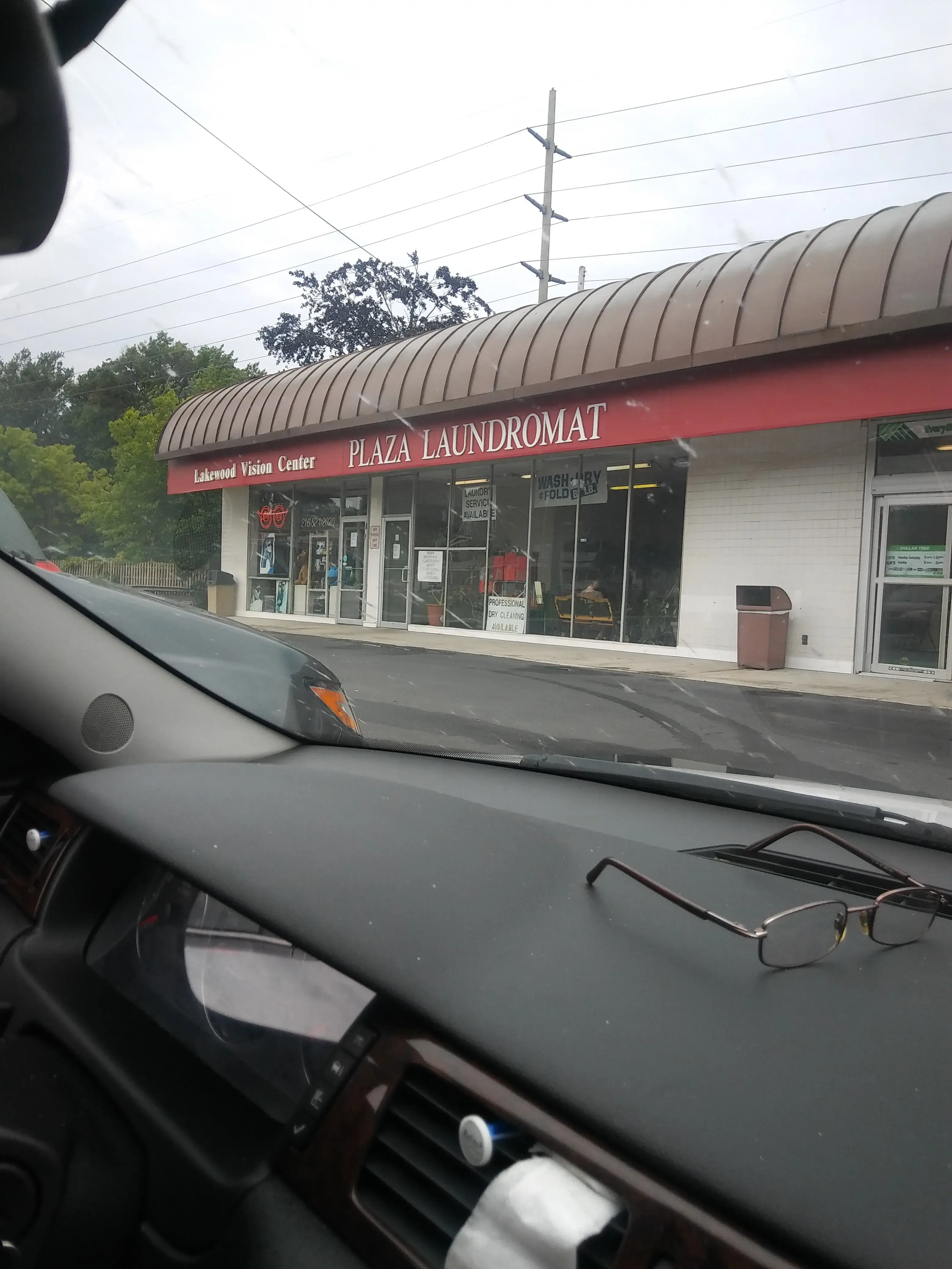 Plaza Laundromat - Image 4