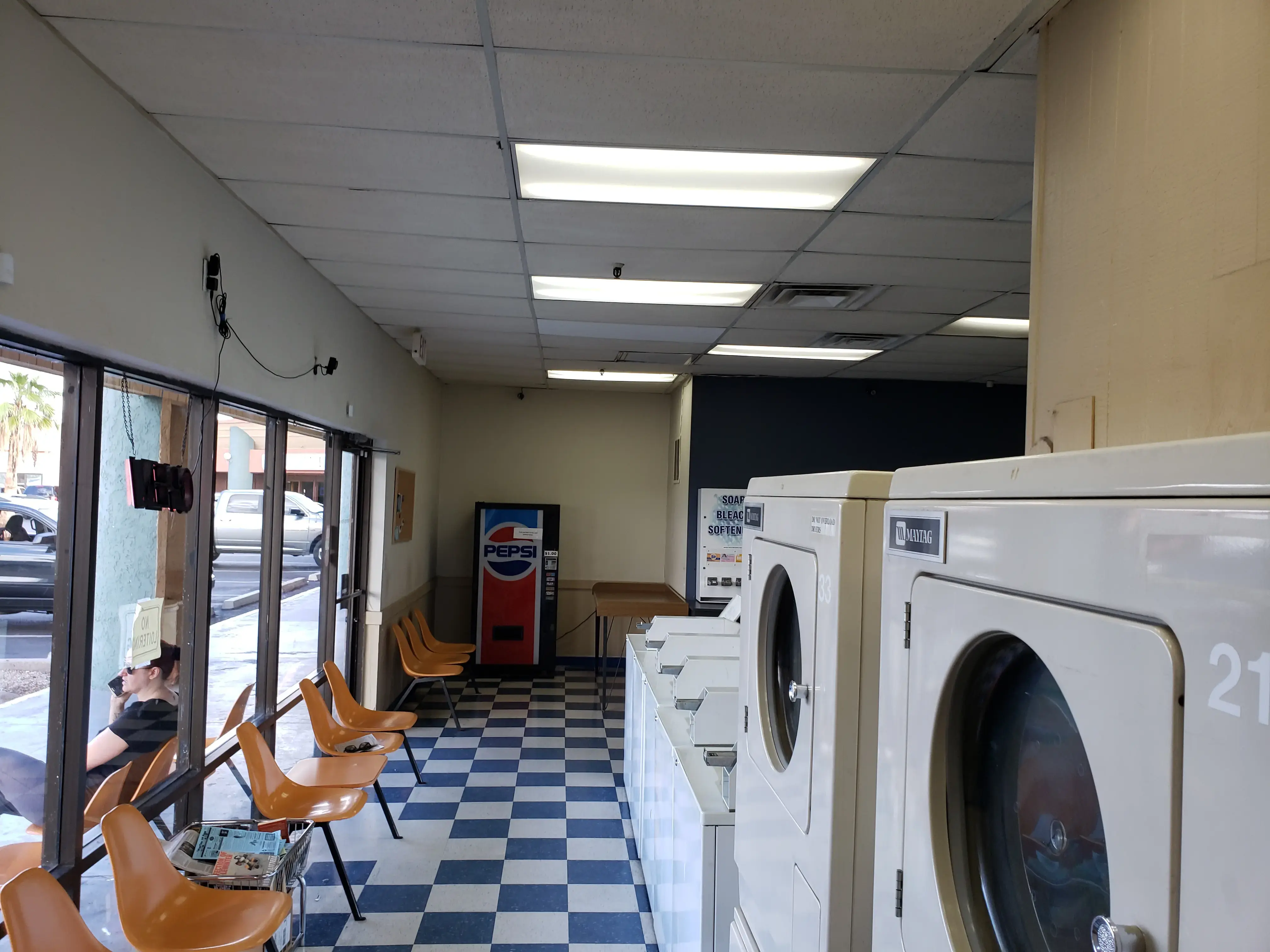 Plaza Laundromat - Image 6