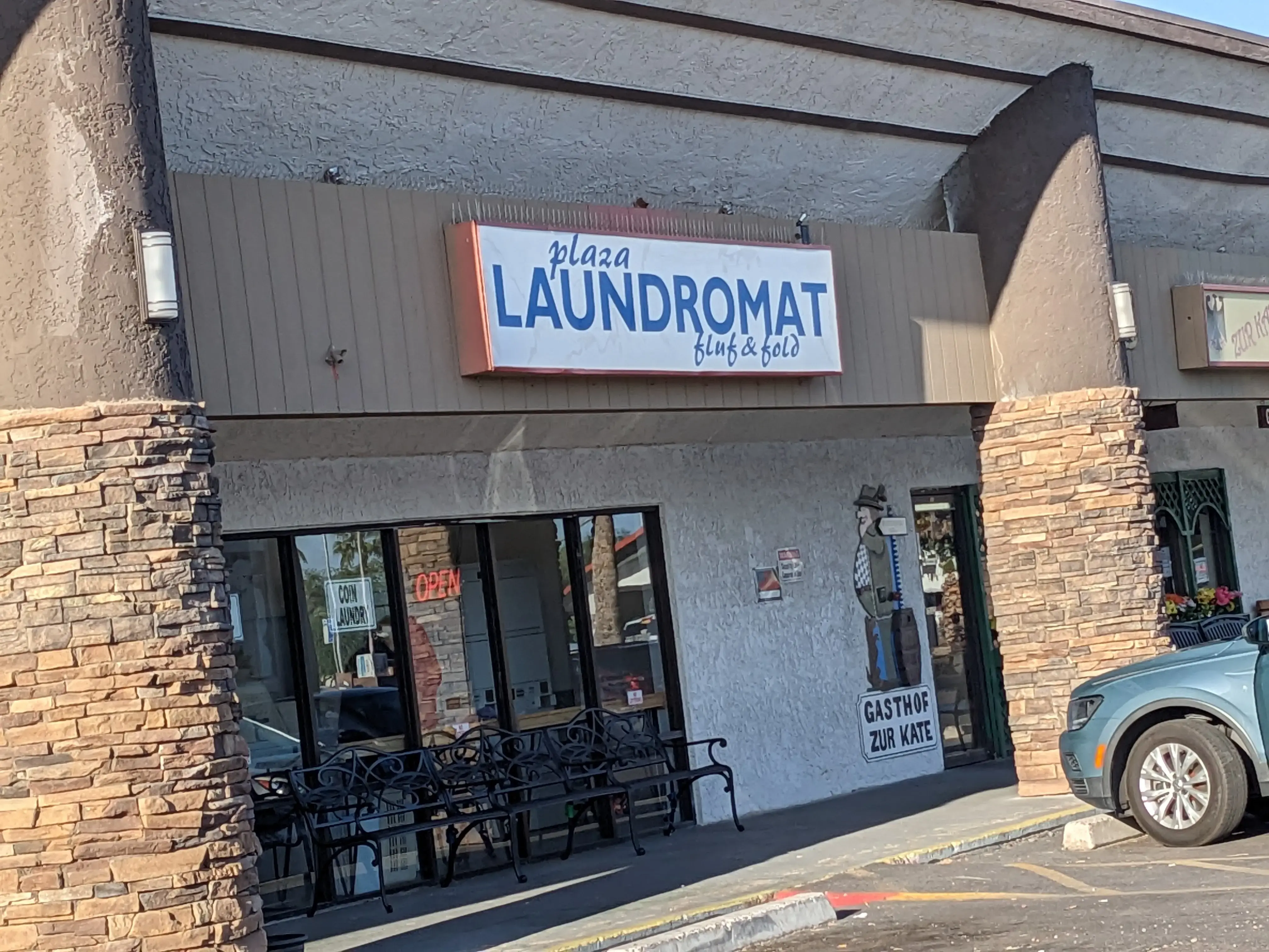Plaza Laundromat - Image 5