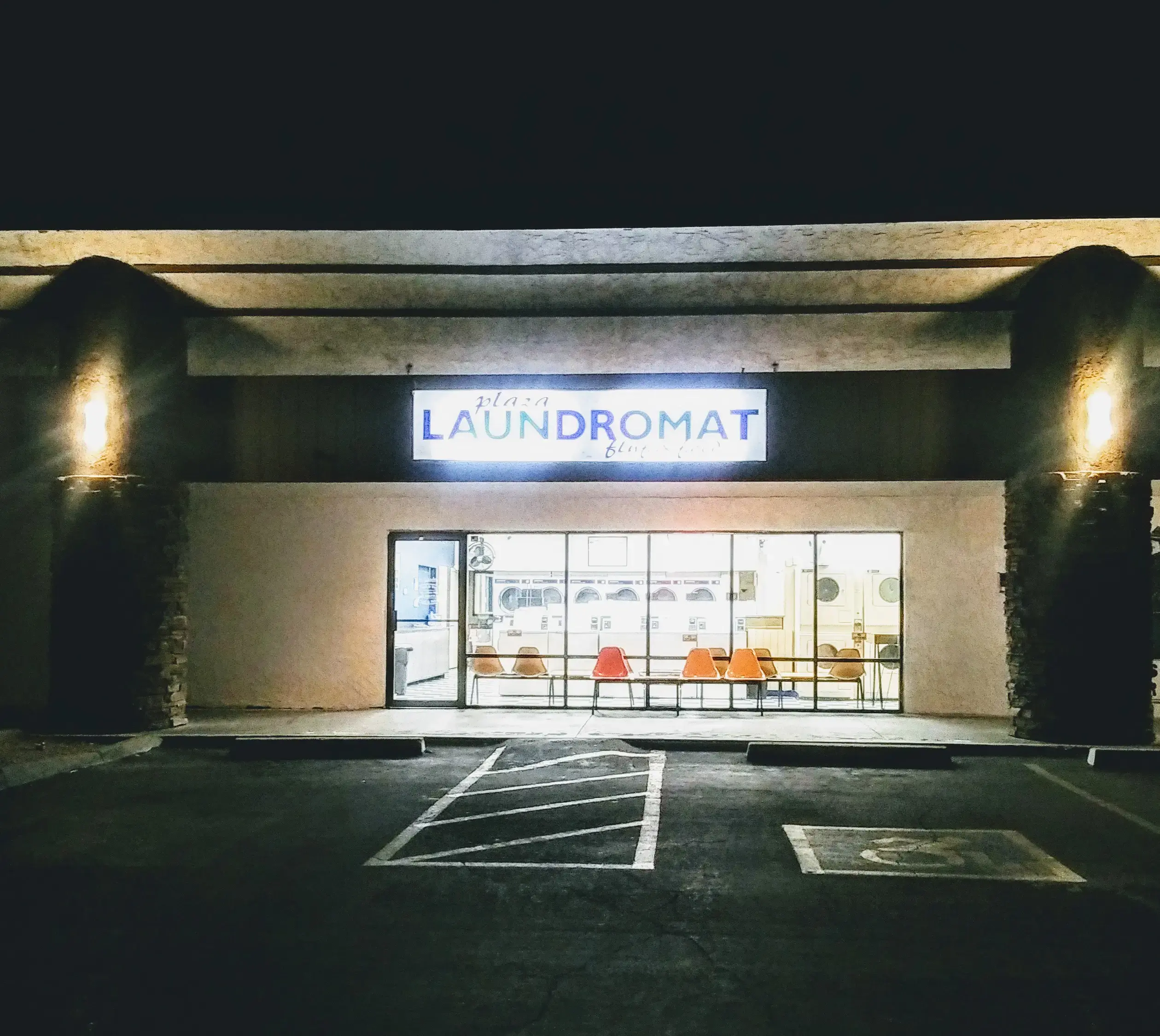 Plaza Laundromat - Image 16