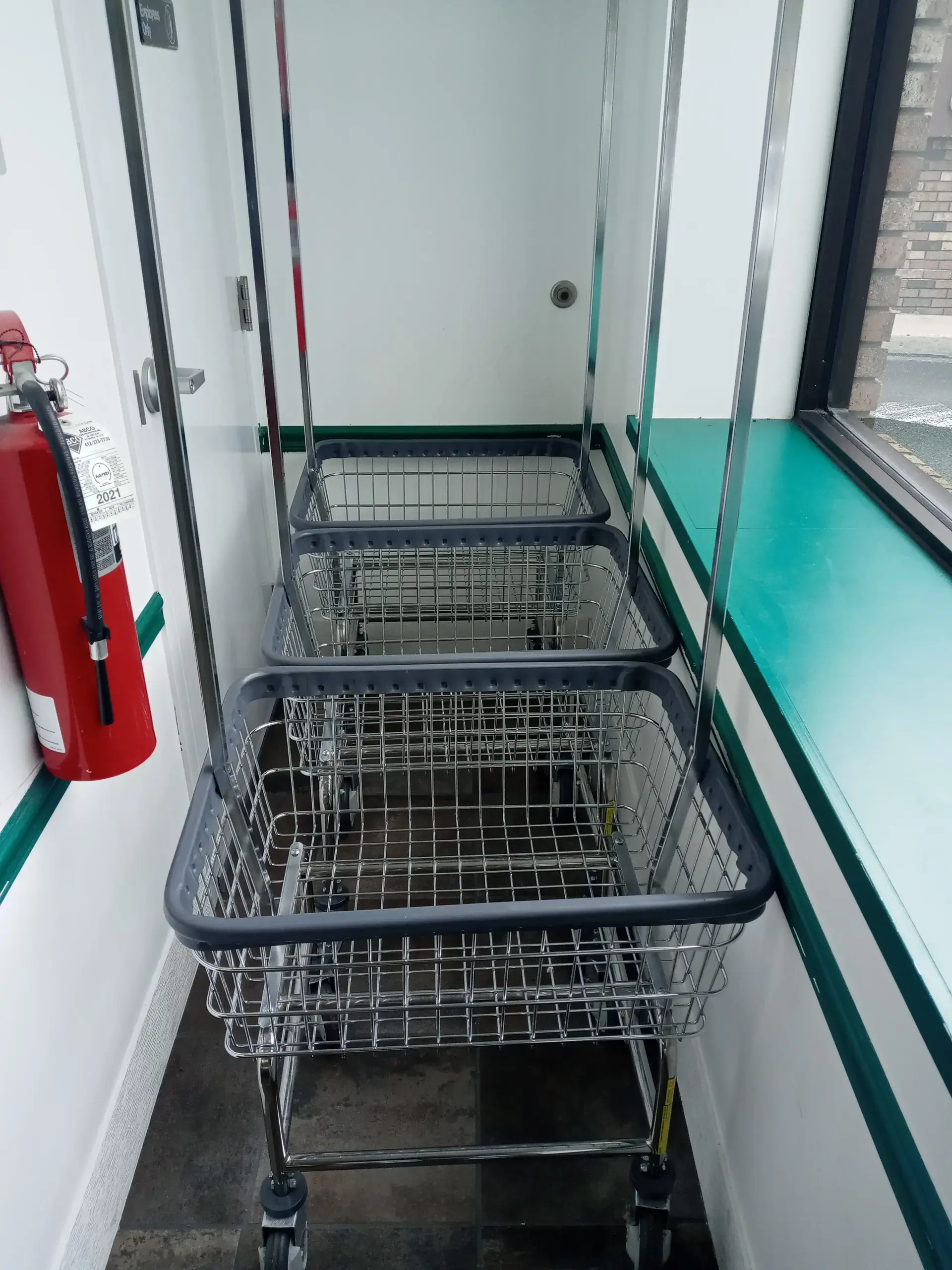 Pleasant Hills Laundromat - Image 14