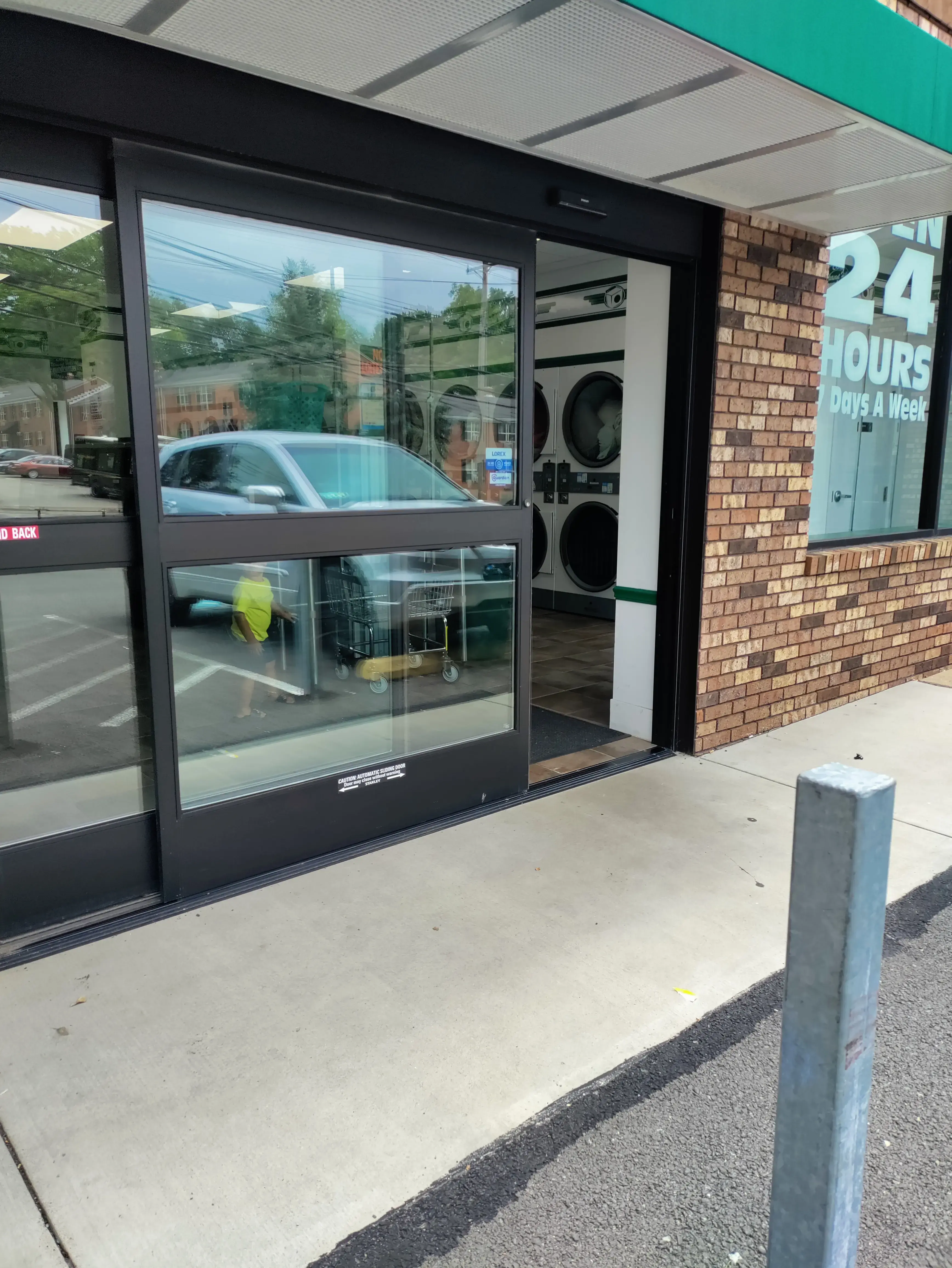 Pleasant Hills Laundromat thumbnail 11