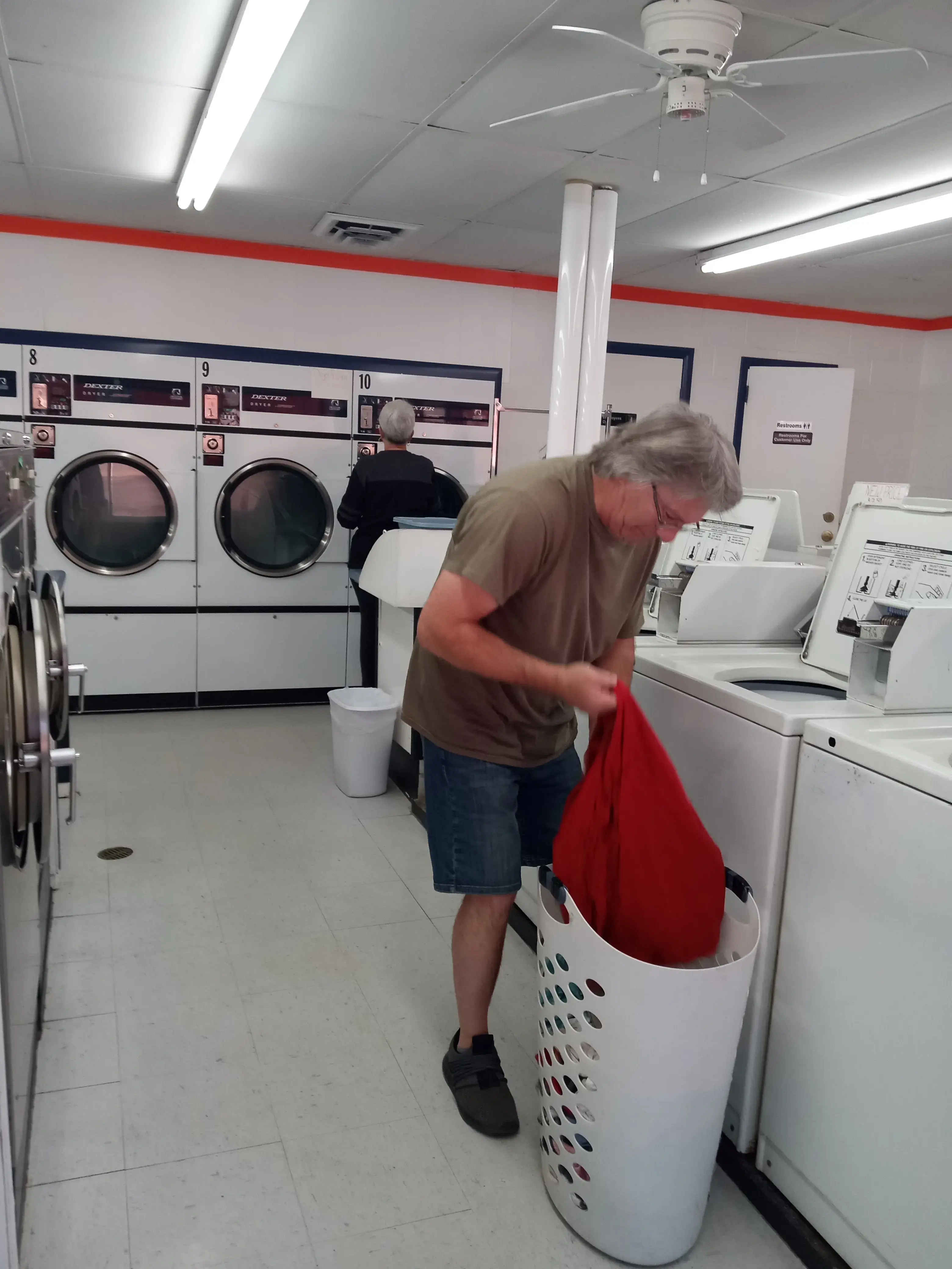 Poly Clean Full Service Laundromat thumbnail 11