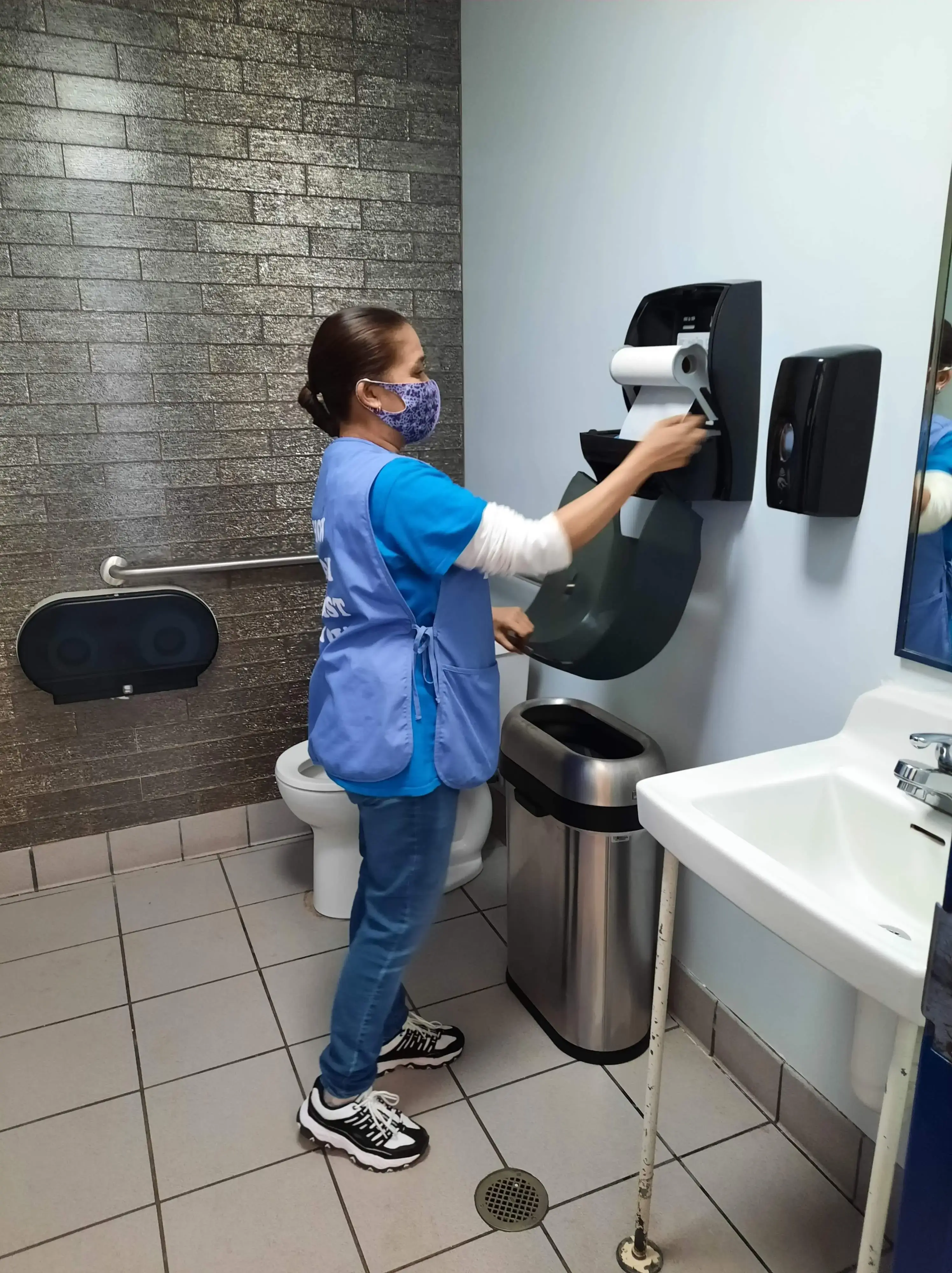 Premier Laundromat - Drop Off thumbnail 9