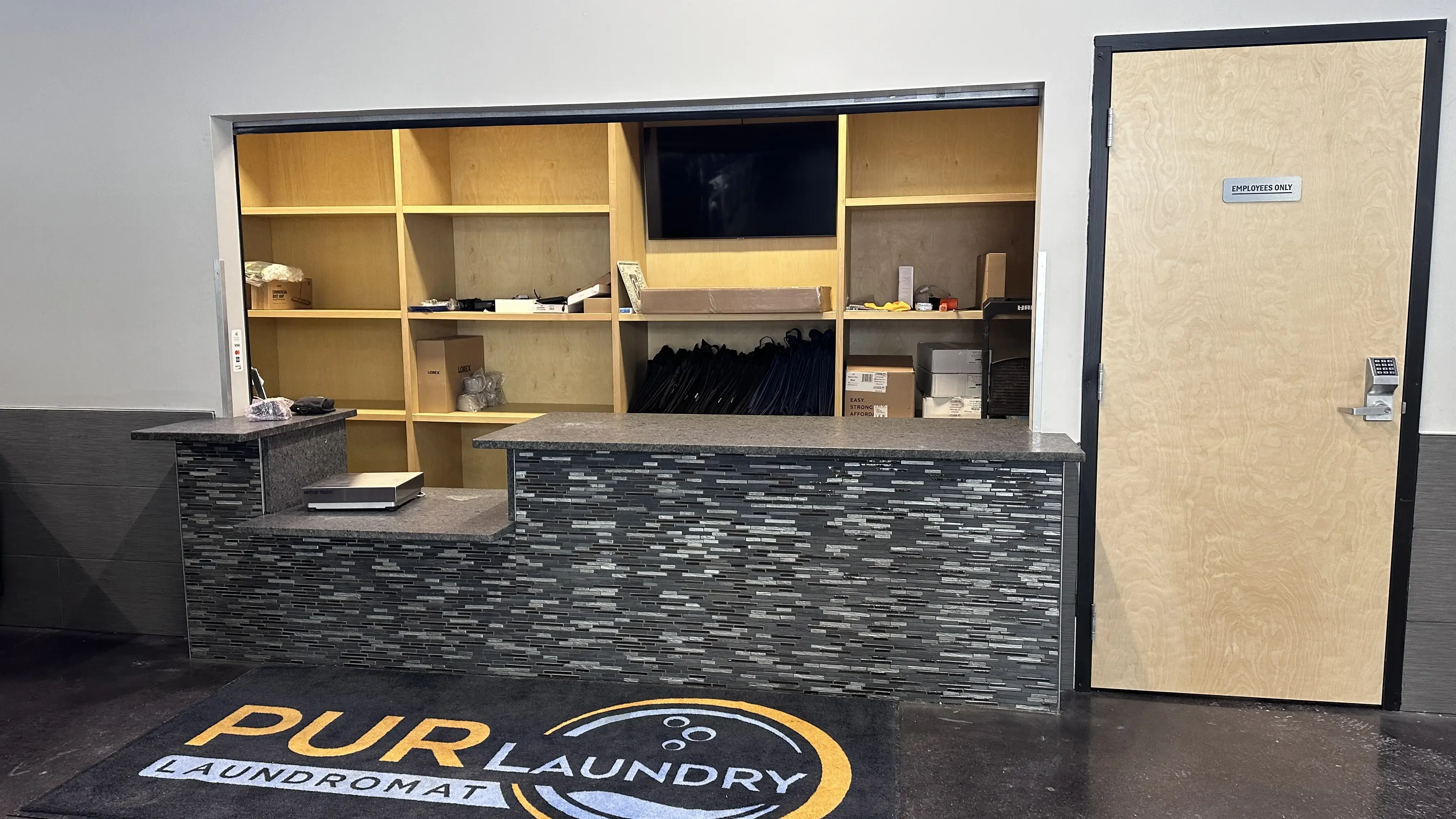 PUR Laundry Laundromat - Image 7