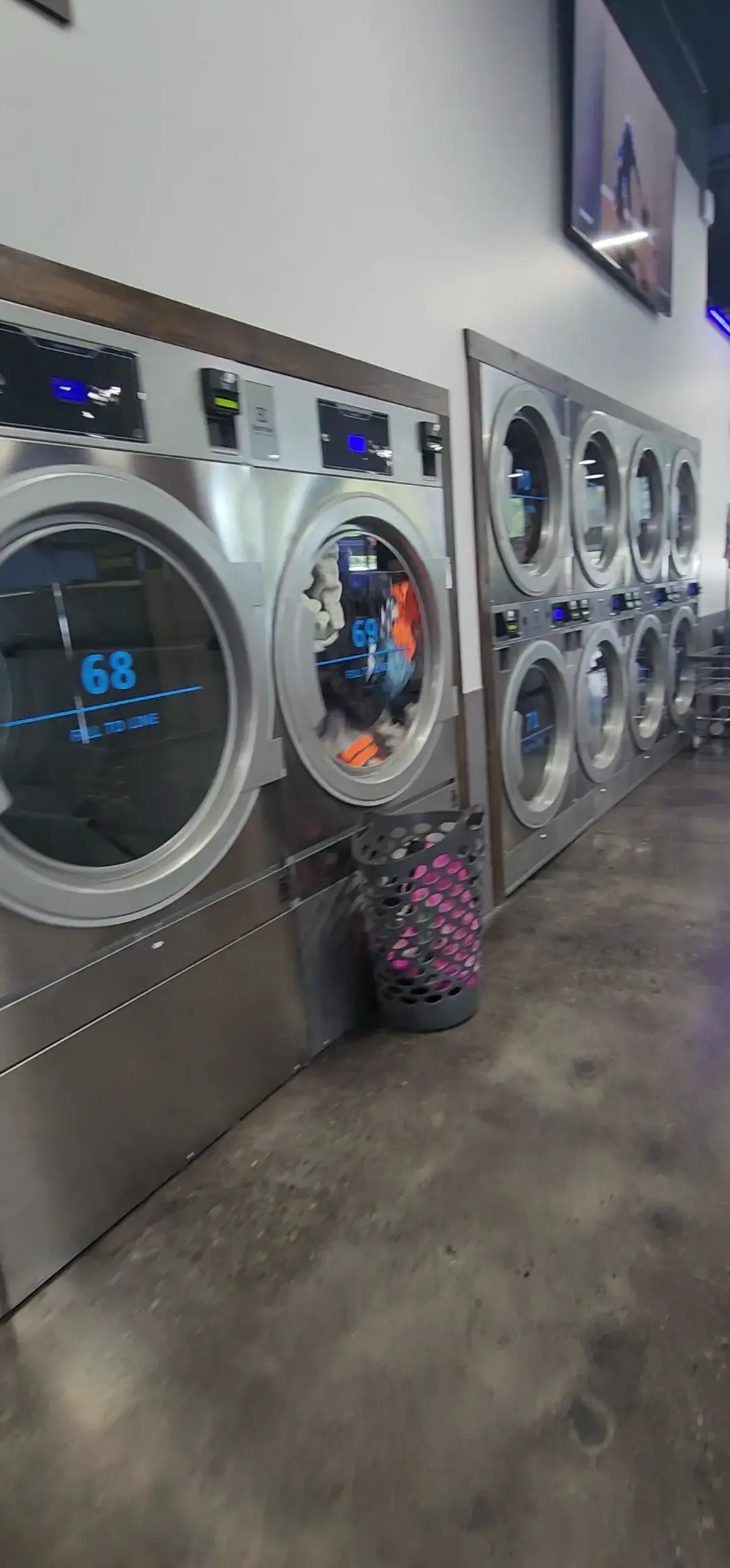 PUR Laundry Laundromat - Image 16