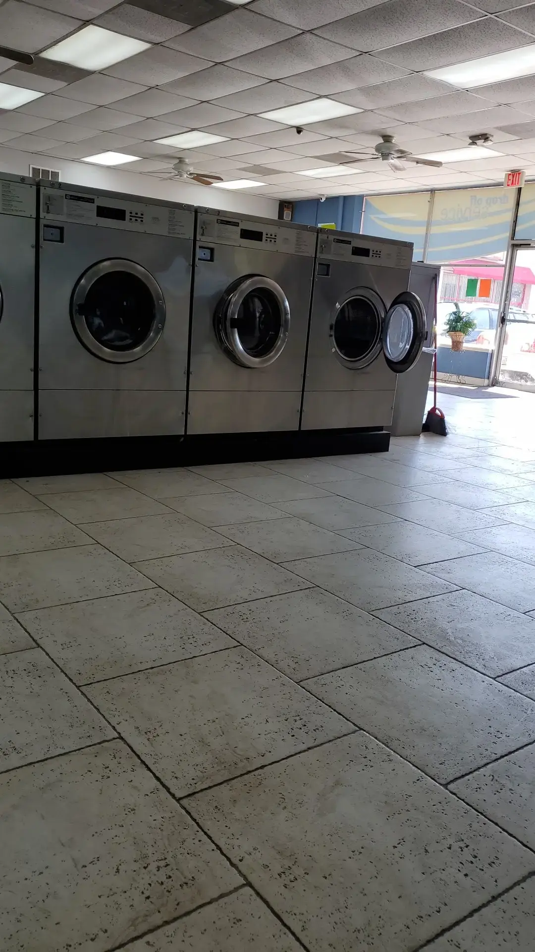 Quarters Coin Laundry thumbnail 13