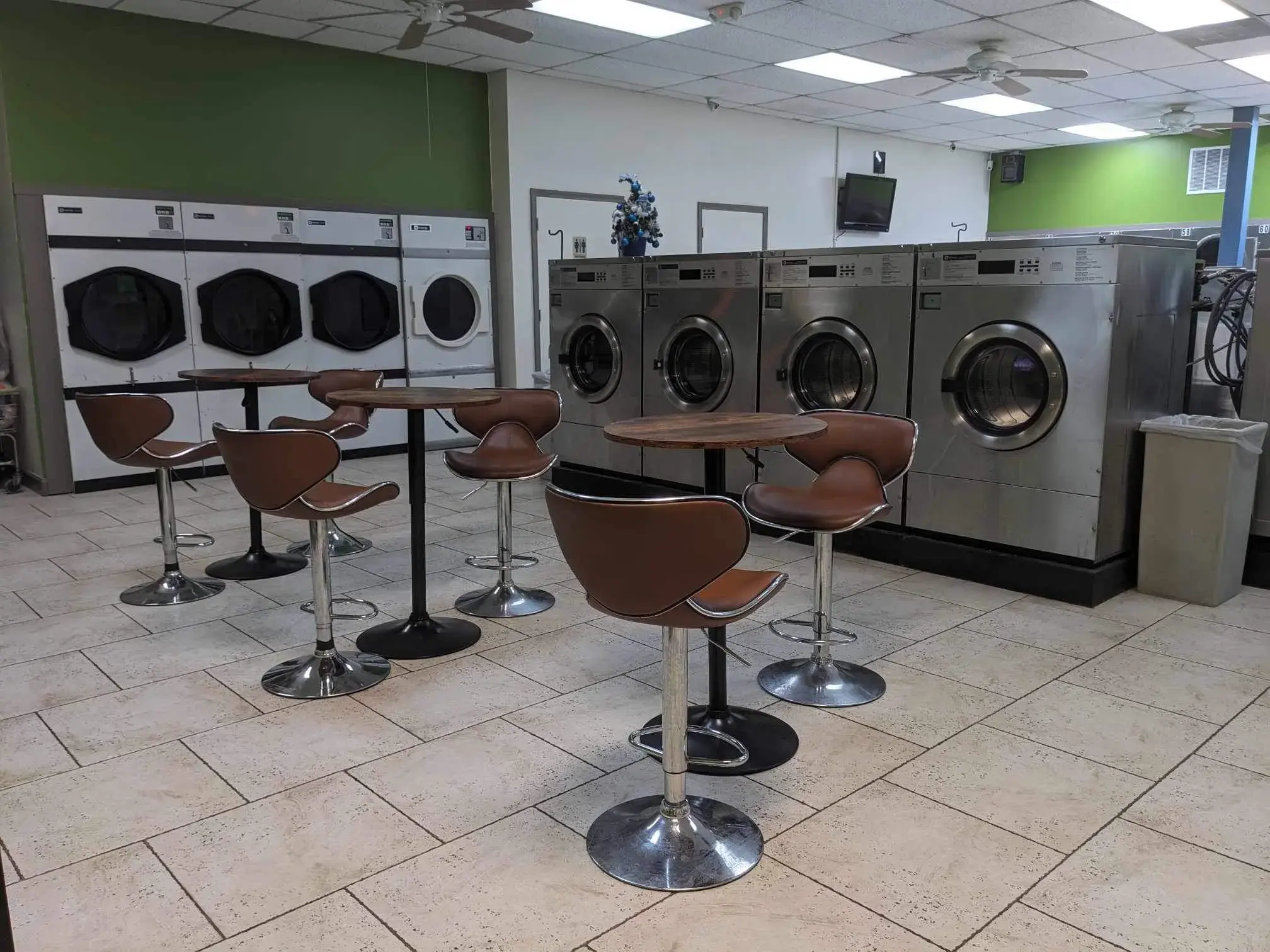 Quarters Coin Laundry thumbnail 14