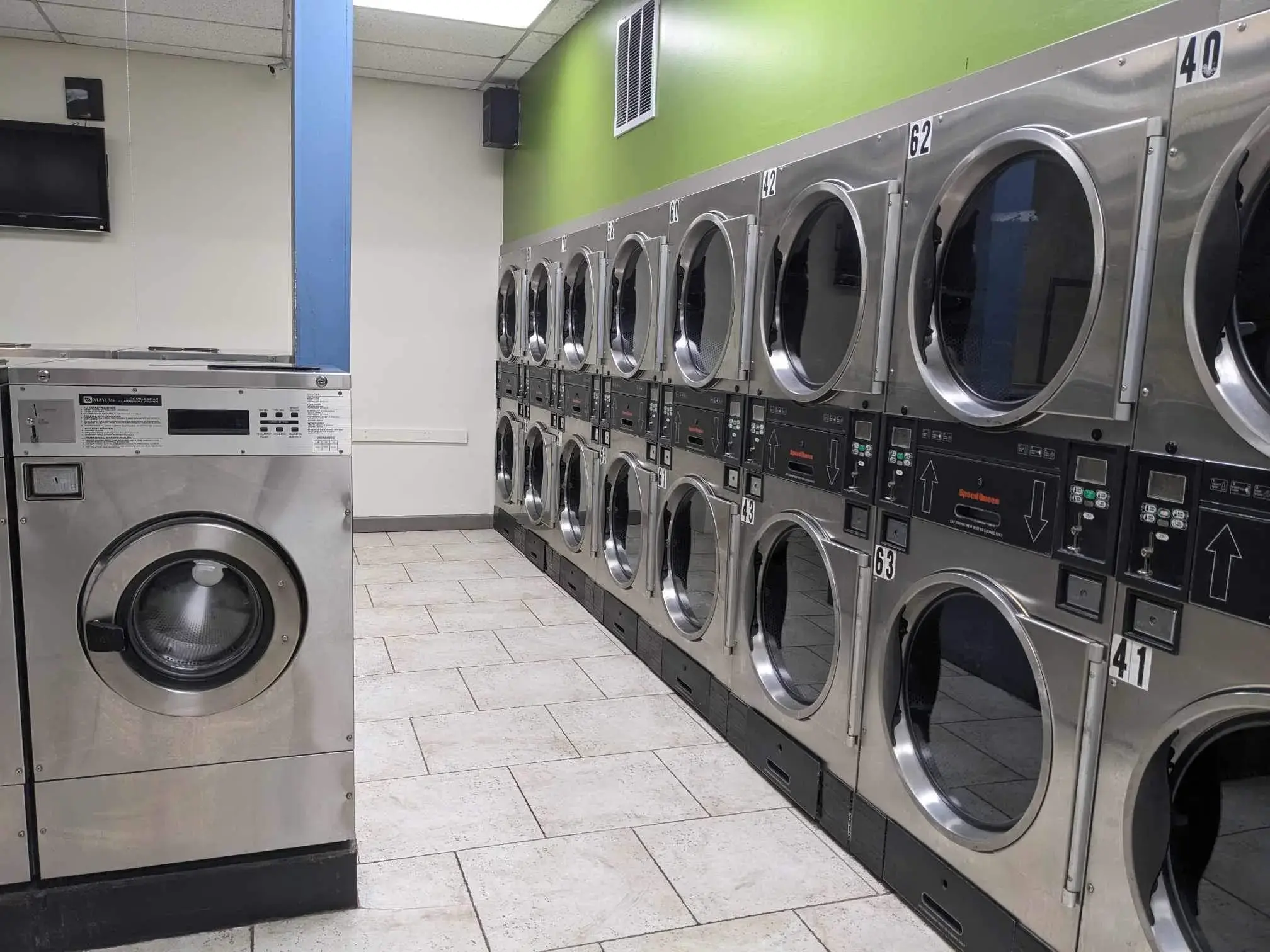 Quarters Coin Laundry - Image 15