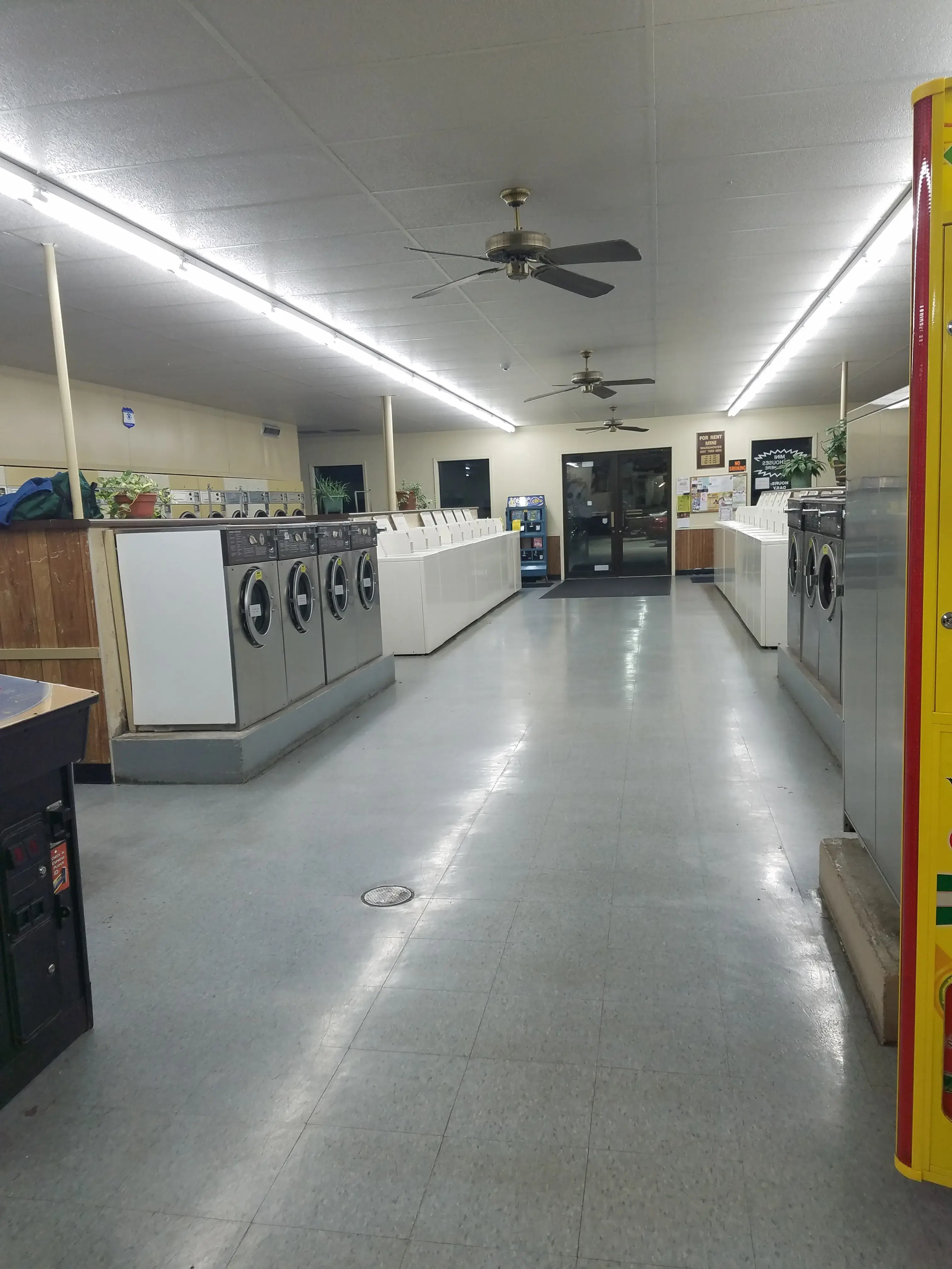 Queens Laundromat - Image 9