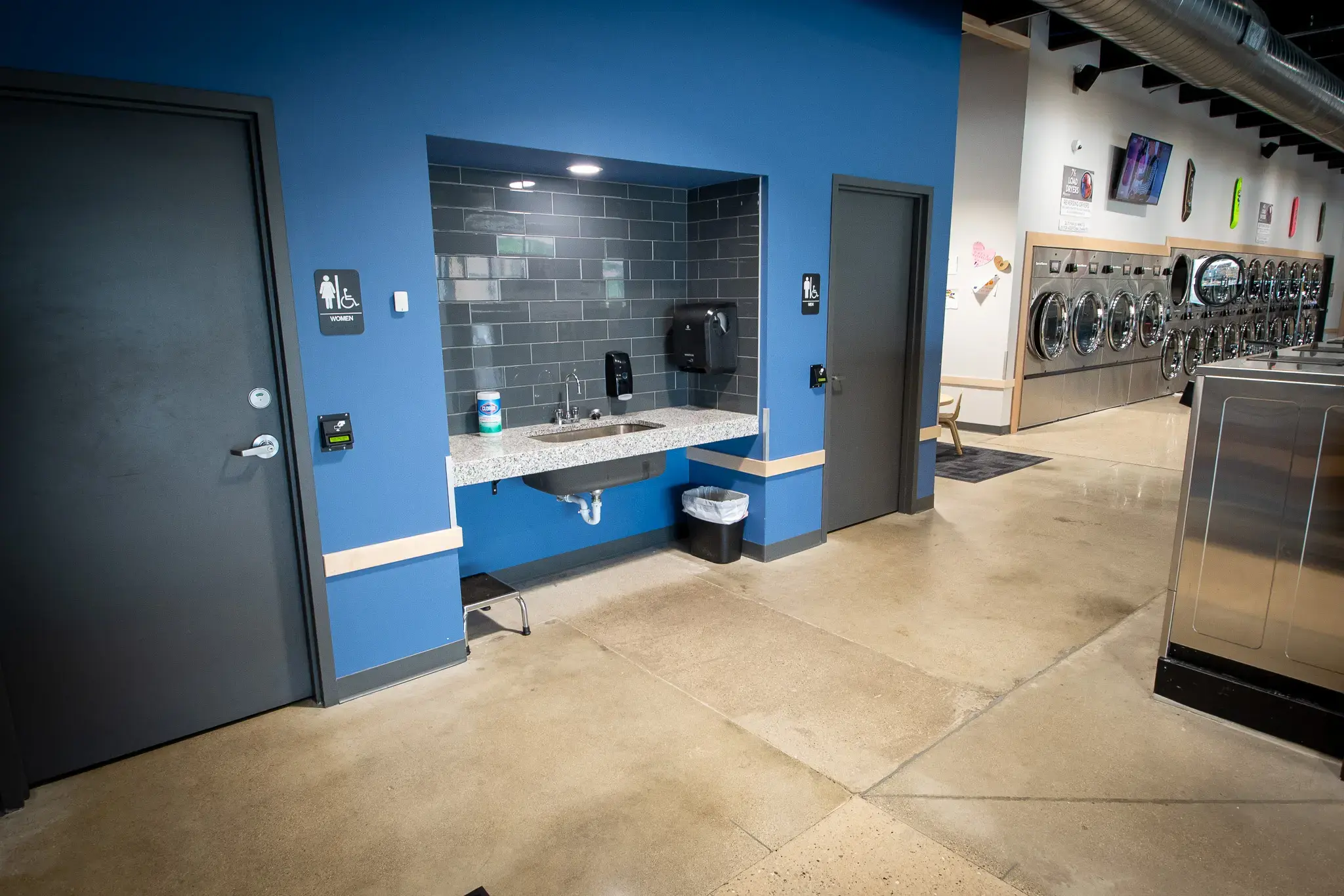 Quick Wash Laundromats on Villard - Image 12