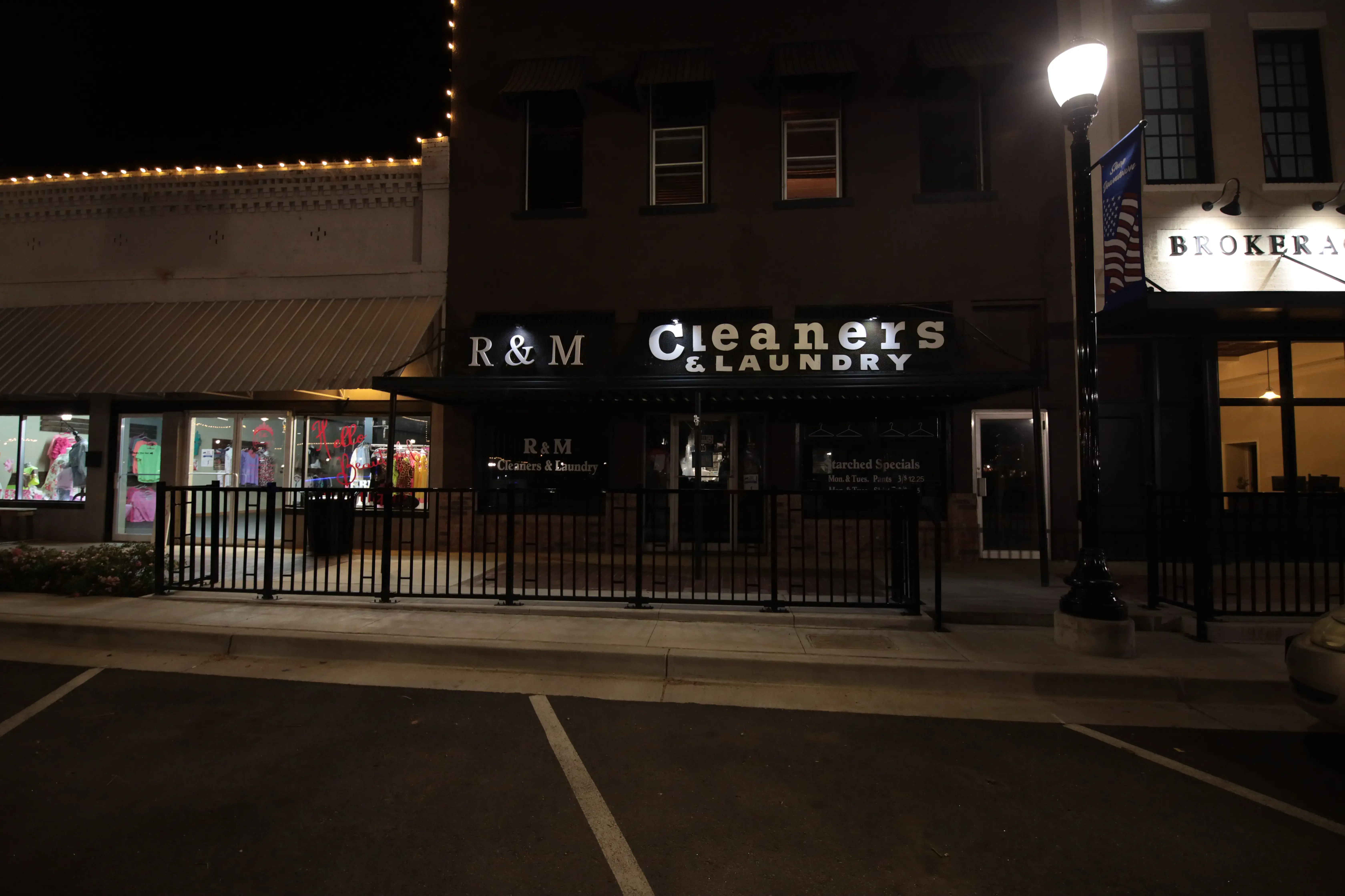 R & M Cleaners & Laundry location