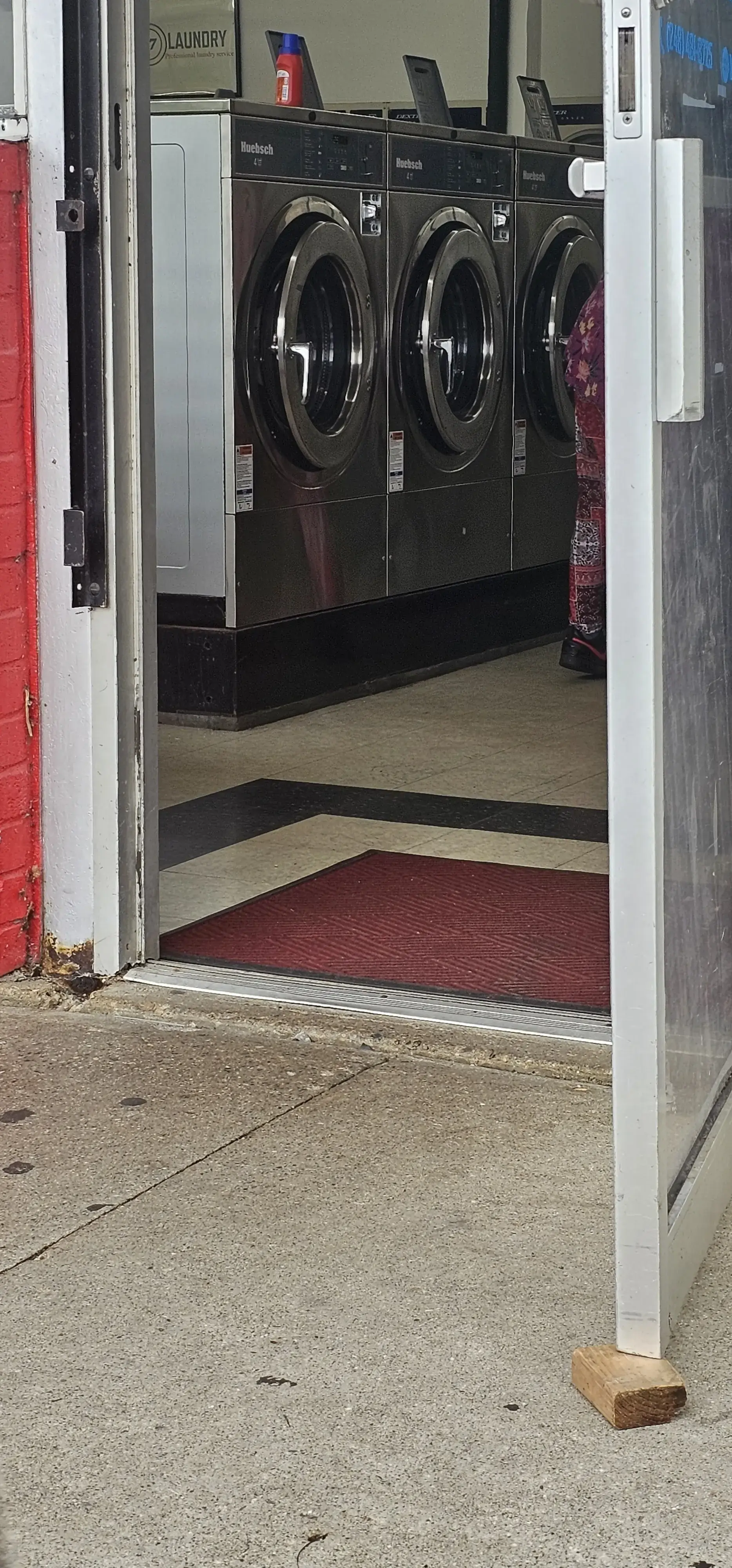 R7 Laundry - Image 9