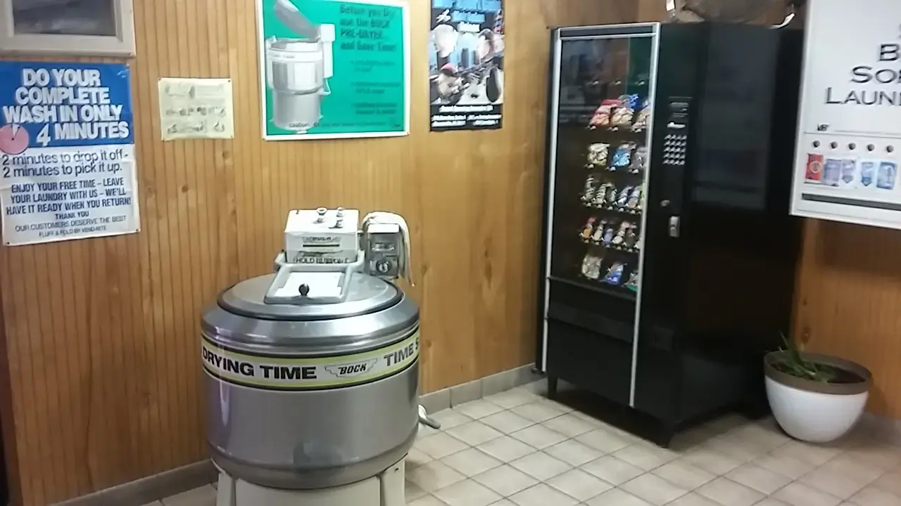 Race City Laundromart - Image 6