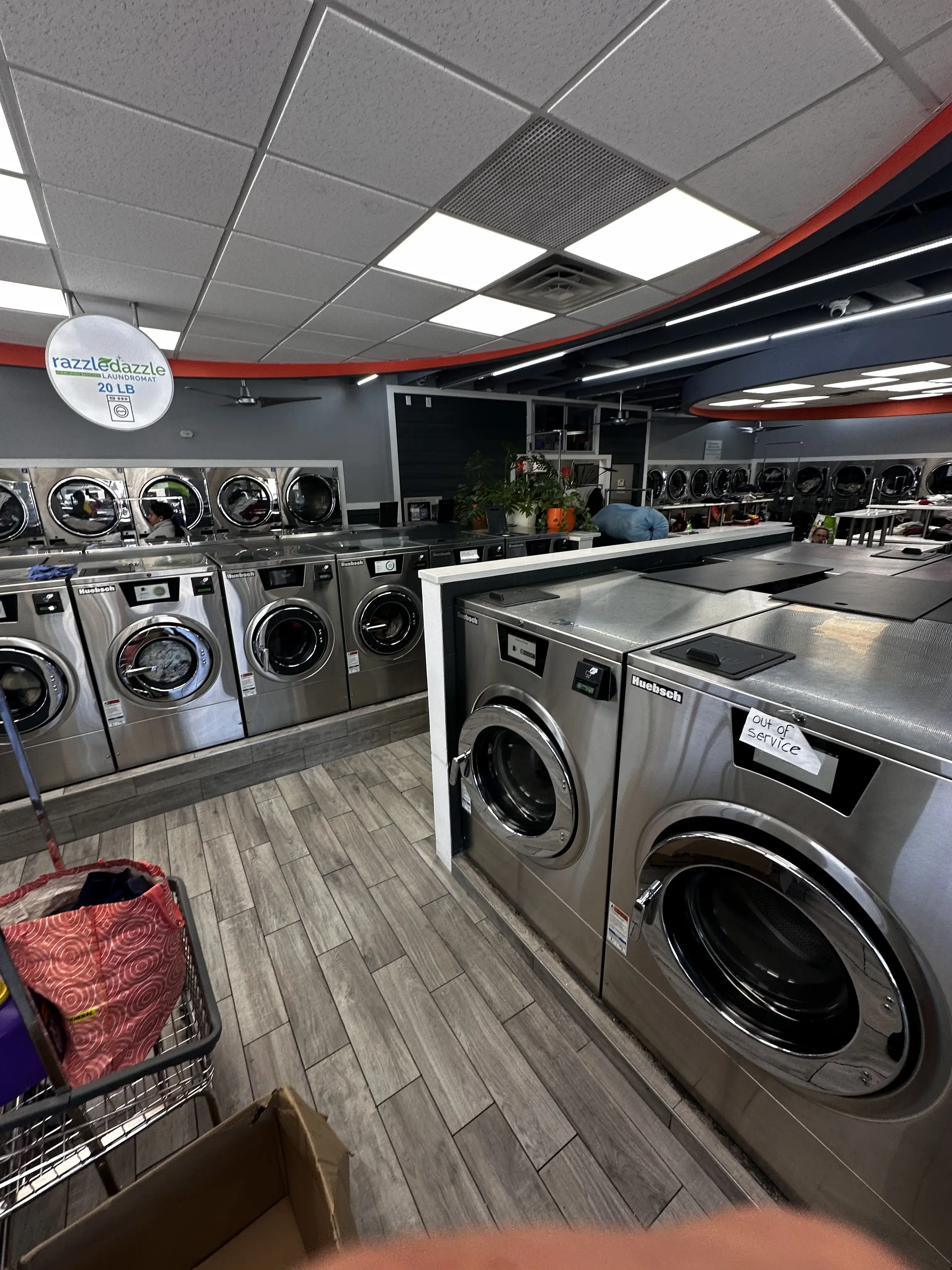 Razzle Dazzle Laundromat - Image 11