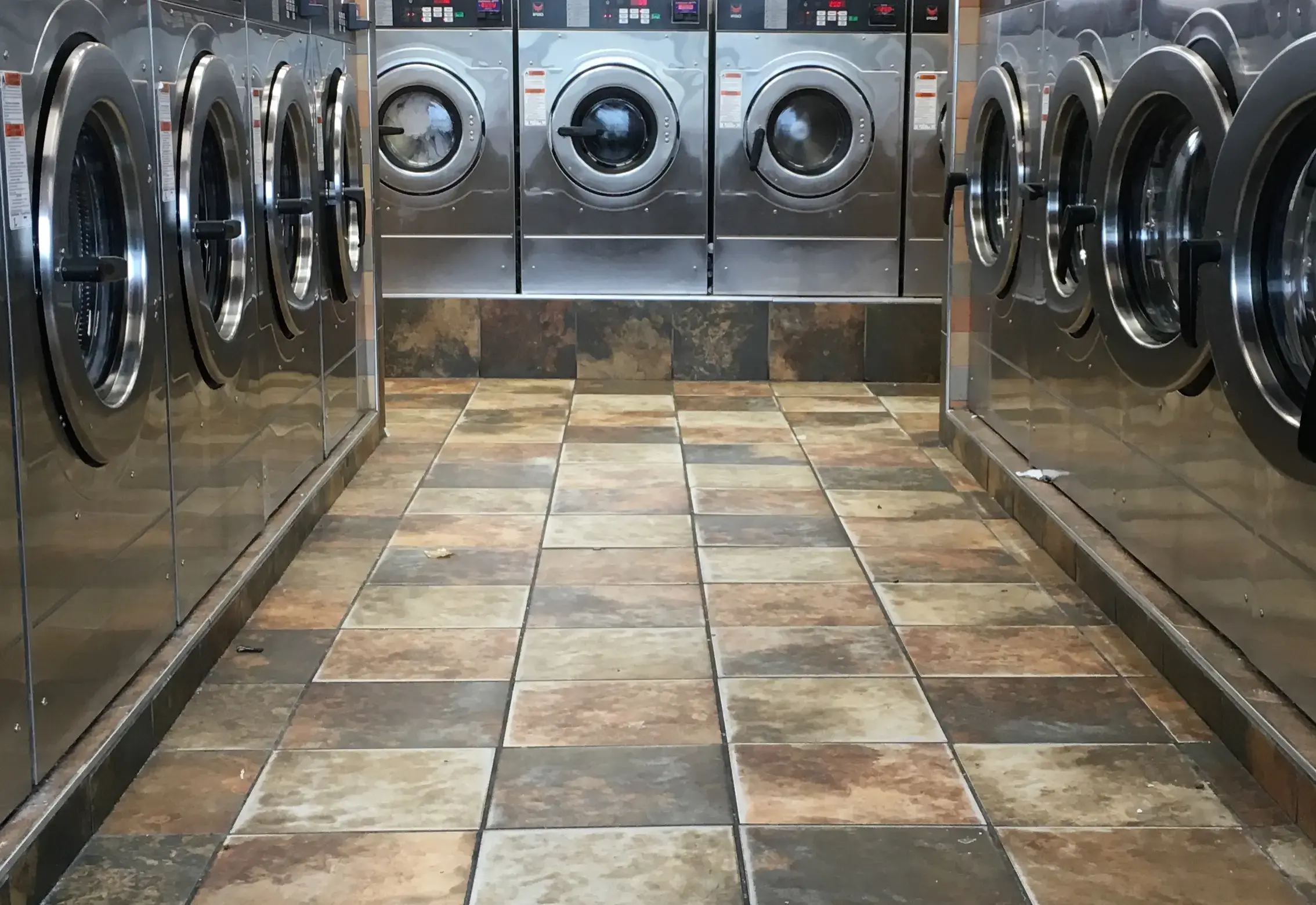 Razzle Dazzle Laundromat - Image 10