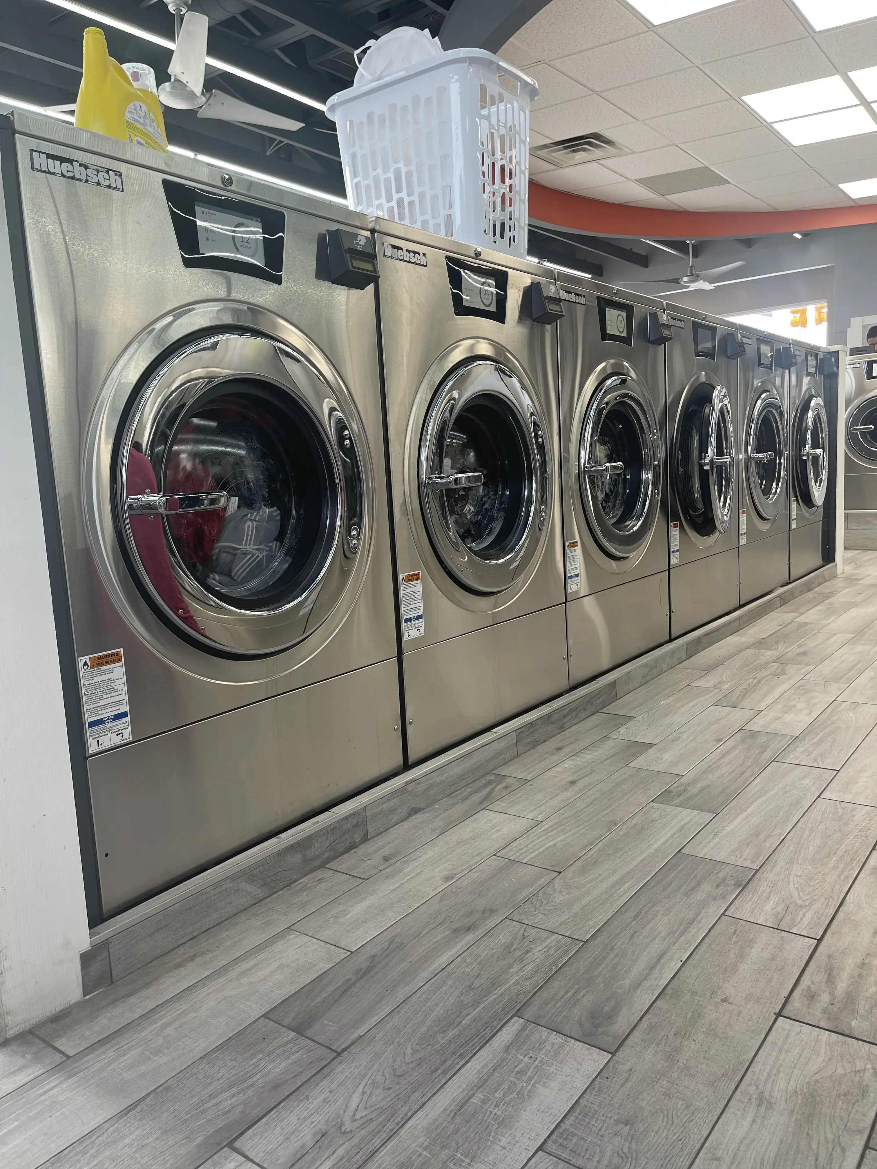 Razzle Dazzle Laundromat thumbnail 12