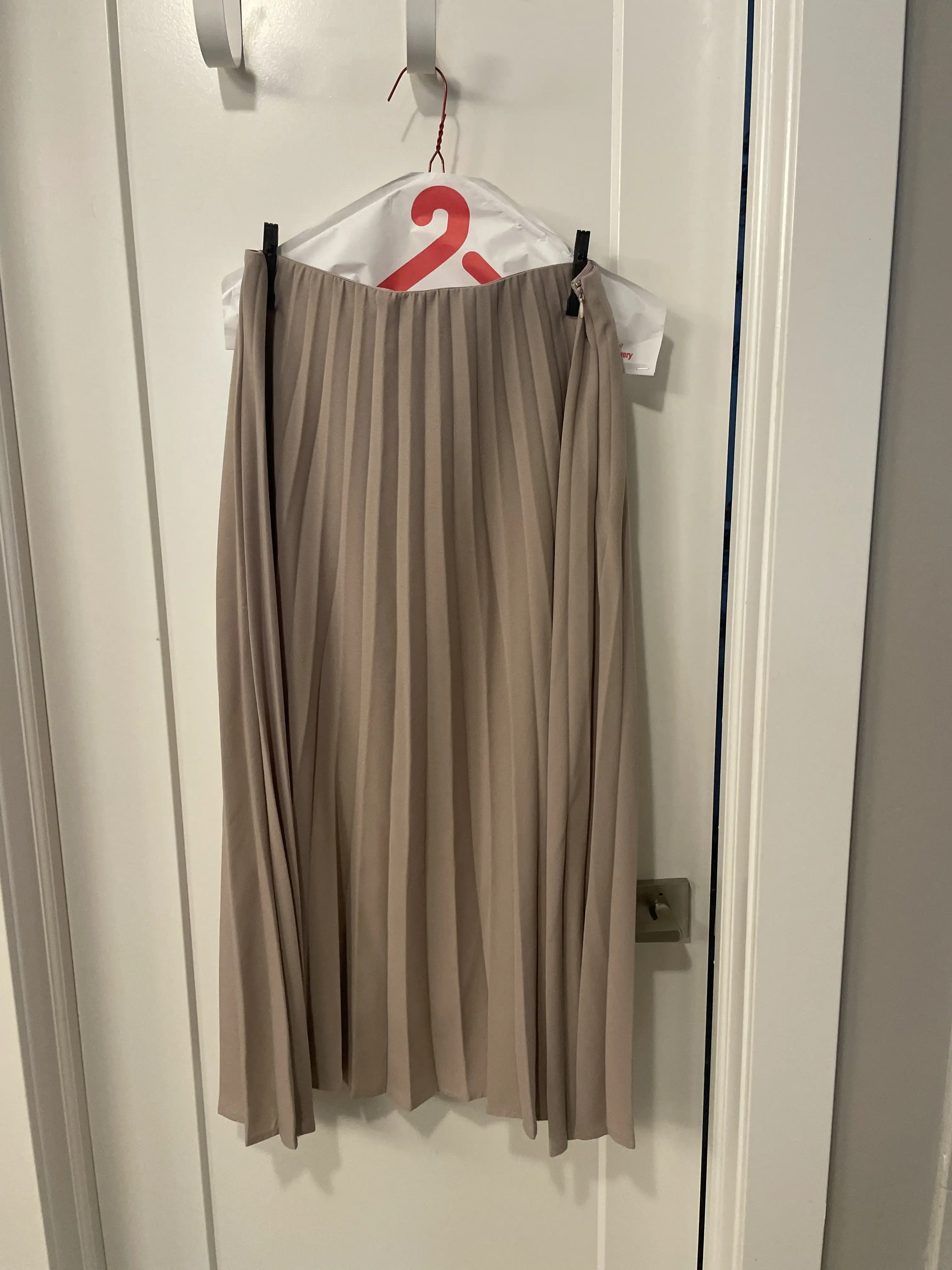 Red Hanger - Riverton - Image 3
