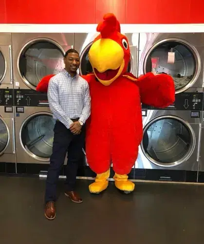 Red Parrot Laundromat - Image 9