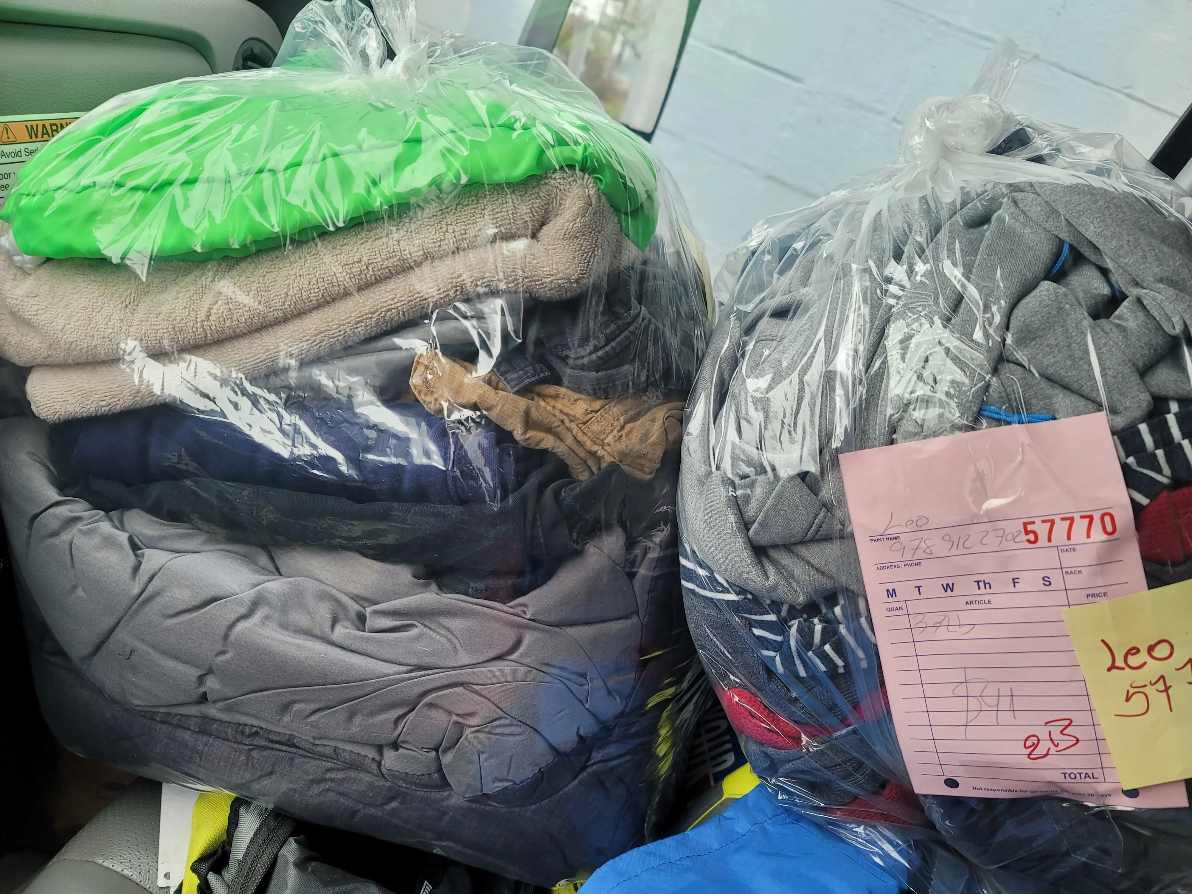 Red Parrot Laundromat - Image 5