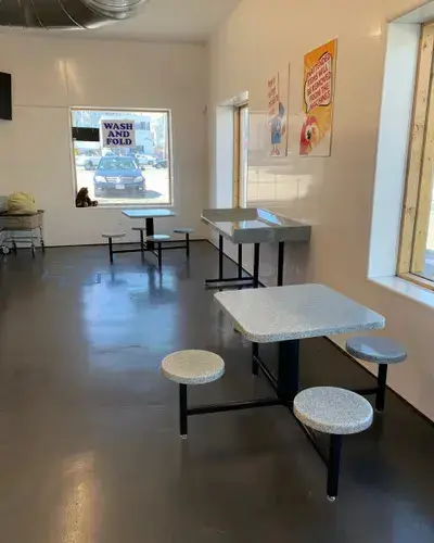 Red Parrot Laundromat - Image 4