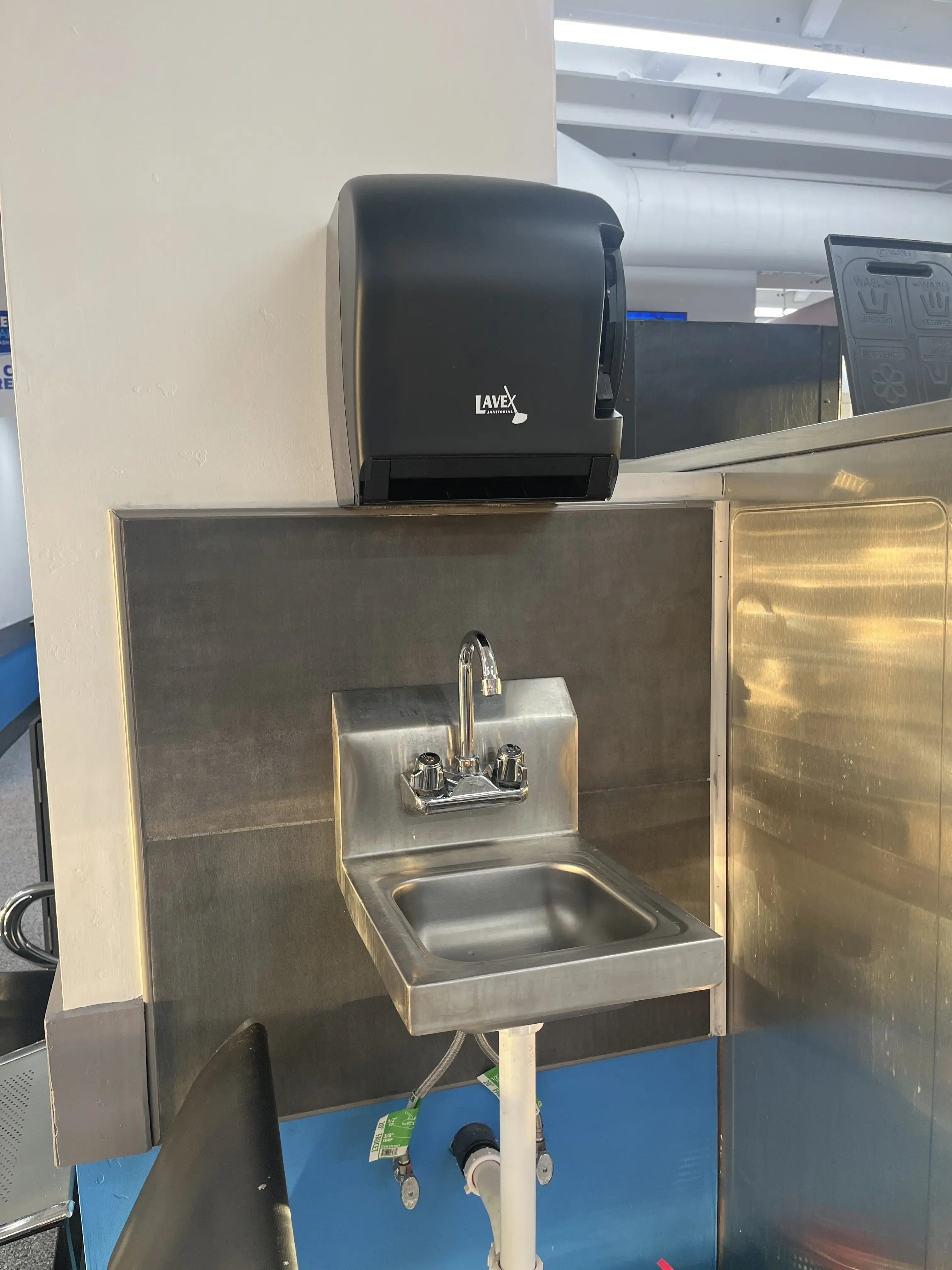 Reina Laundromat - Image 14