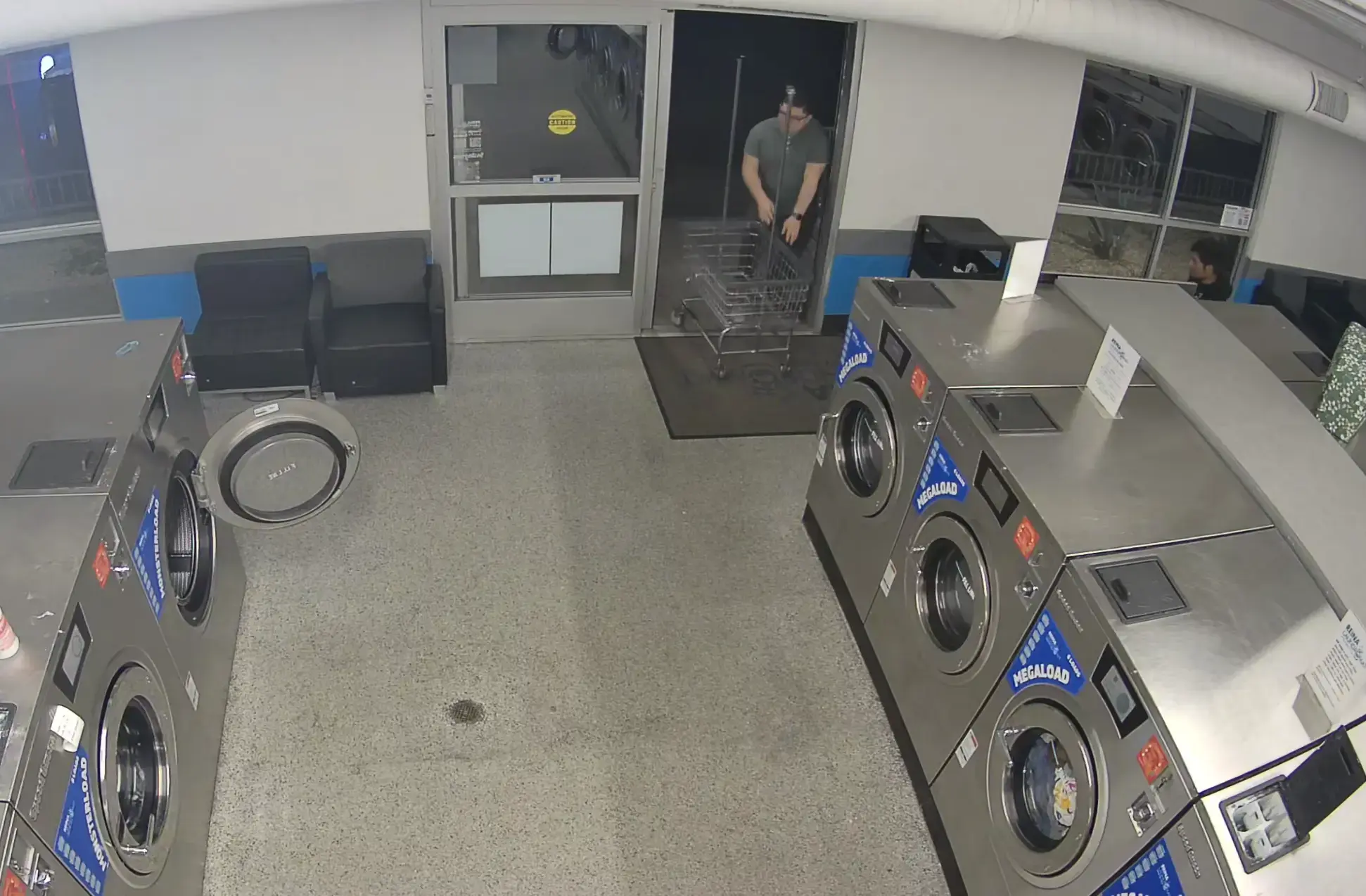 Reina Laundromat thumbnail 6