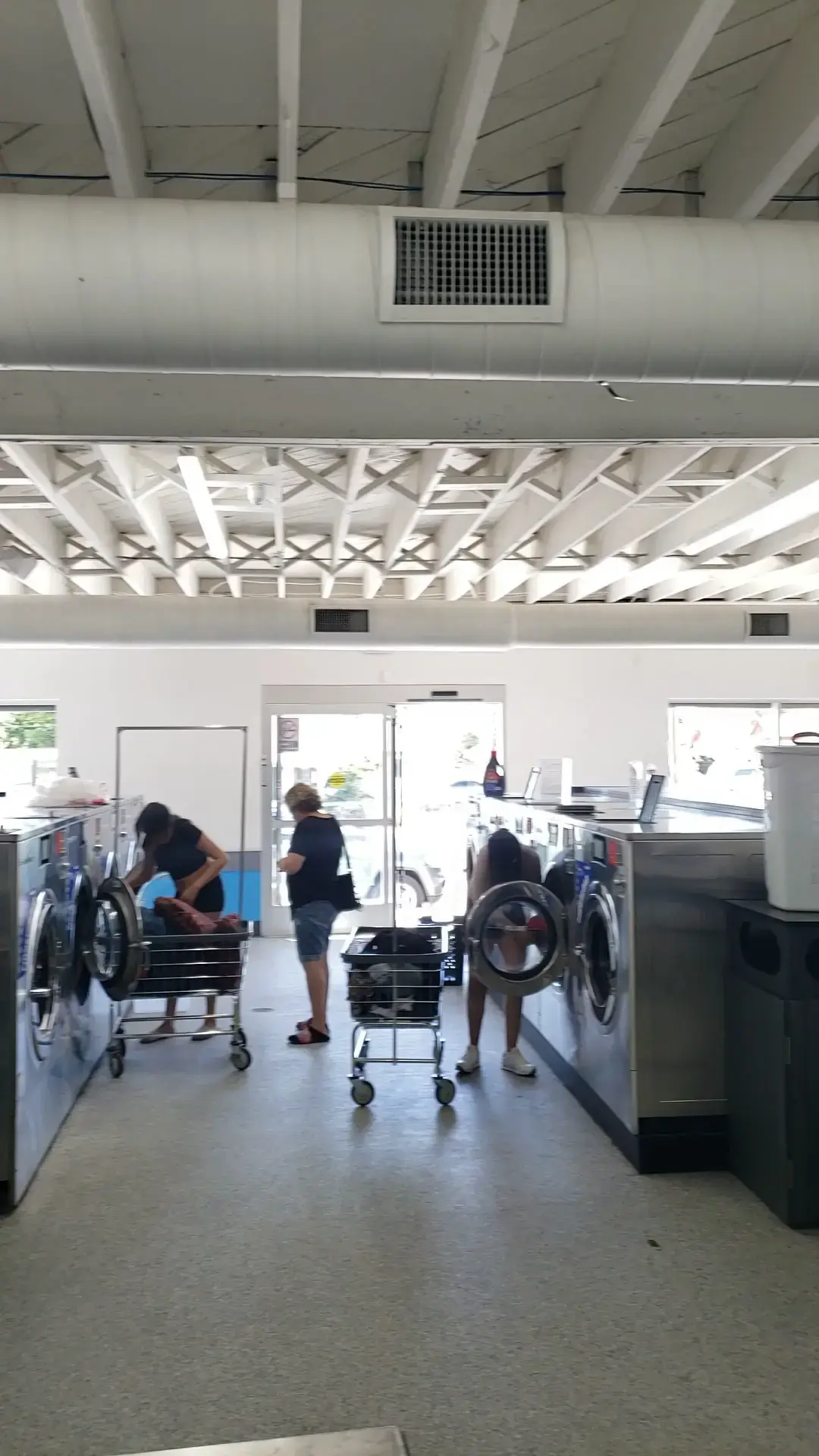 Reina Laundromat - Image 15