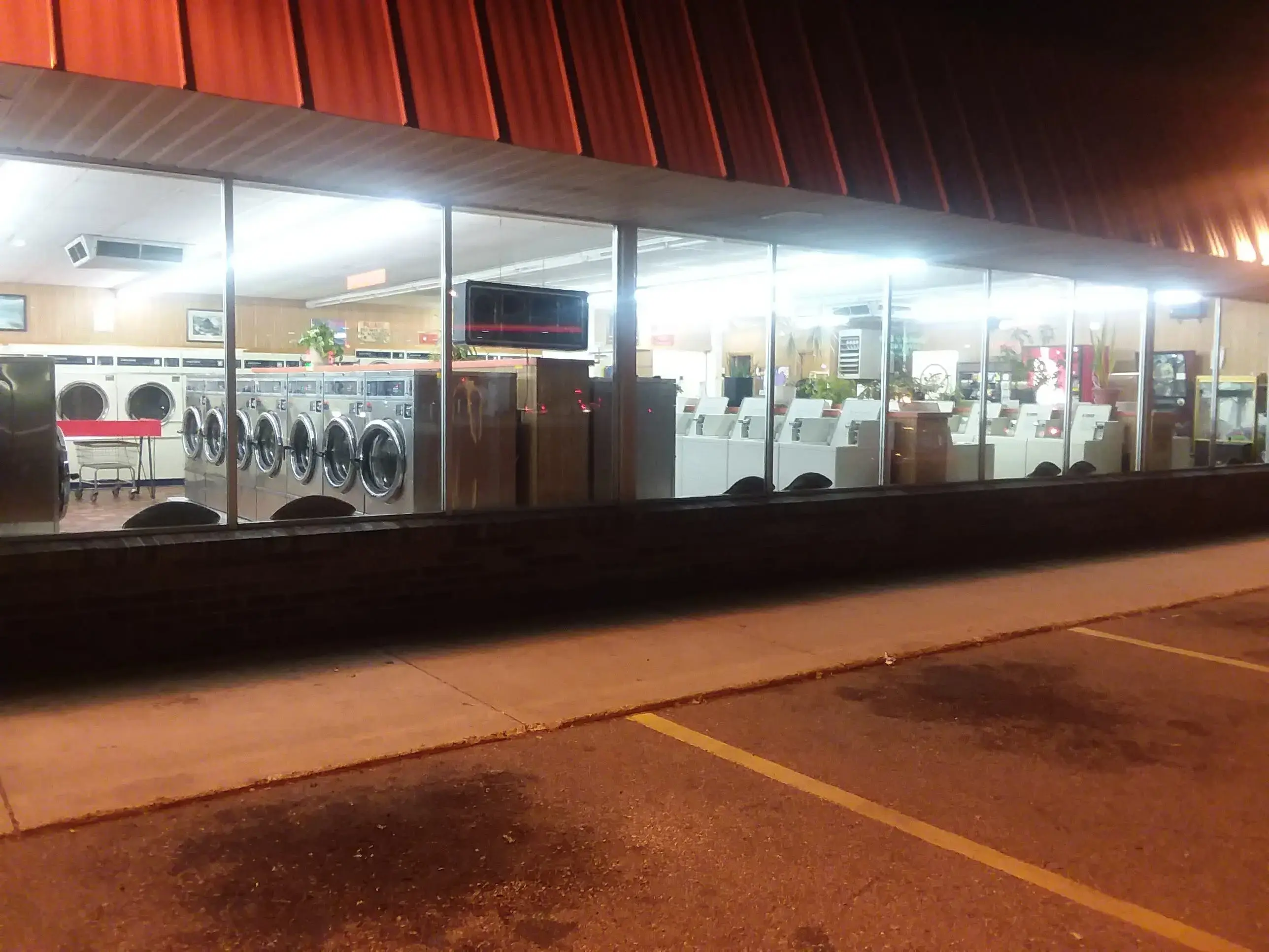 REJUV Laundromat - Michigan Street thumbnail 9