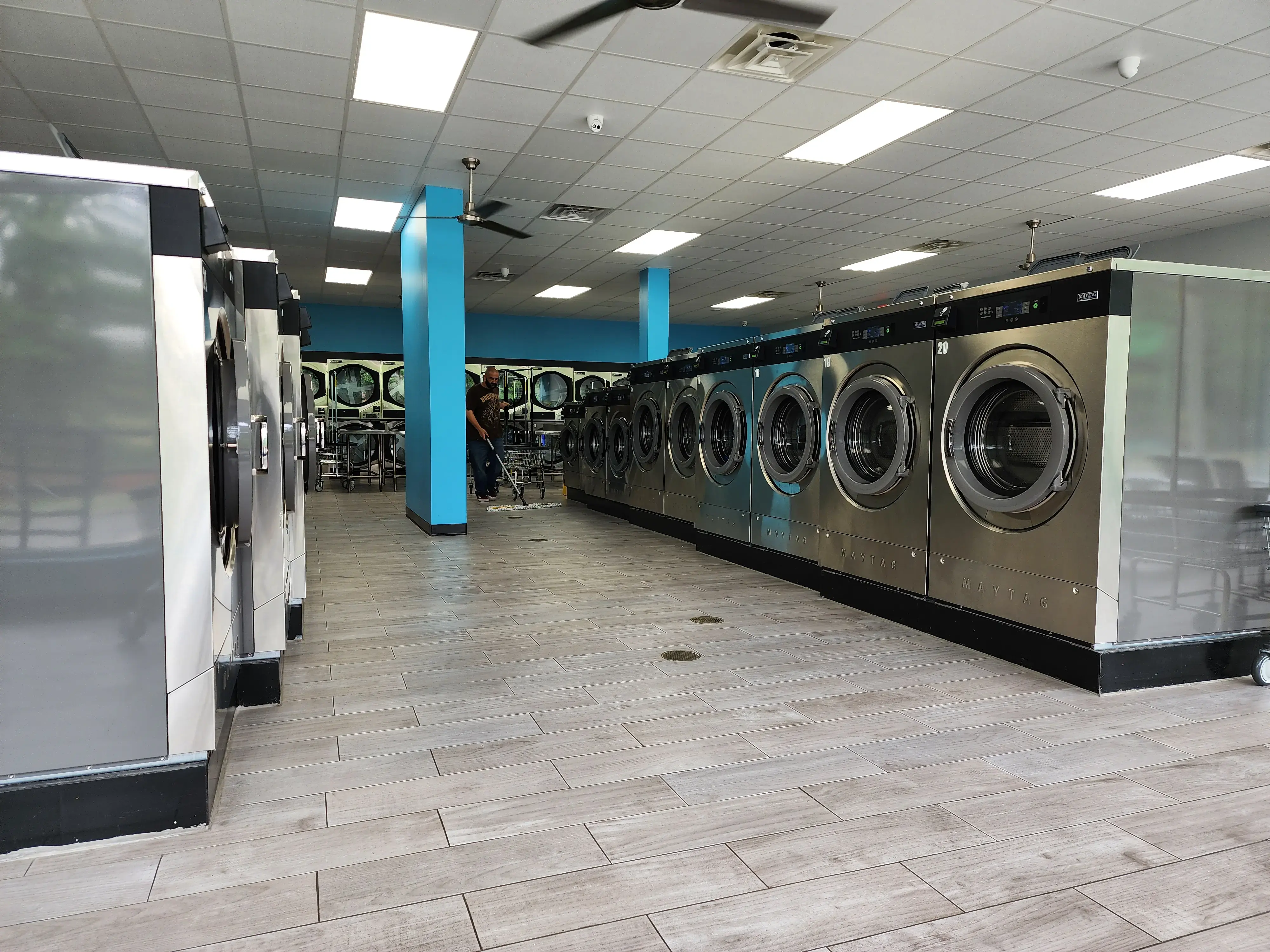 Rise N Rinse Laundromat - Image 3