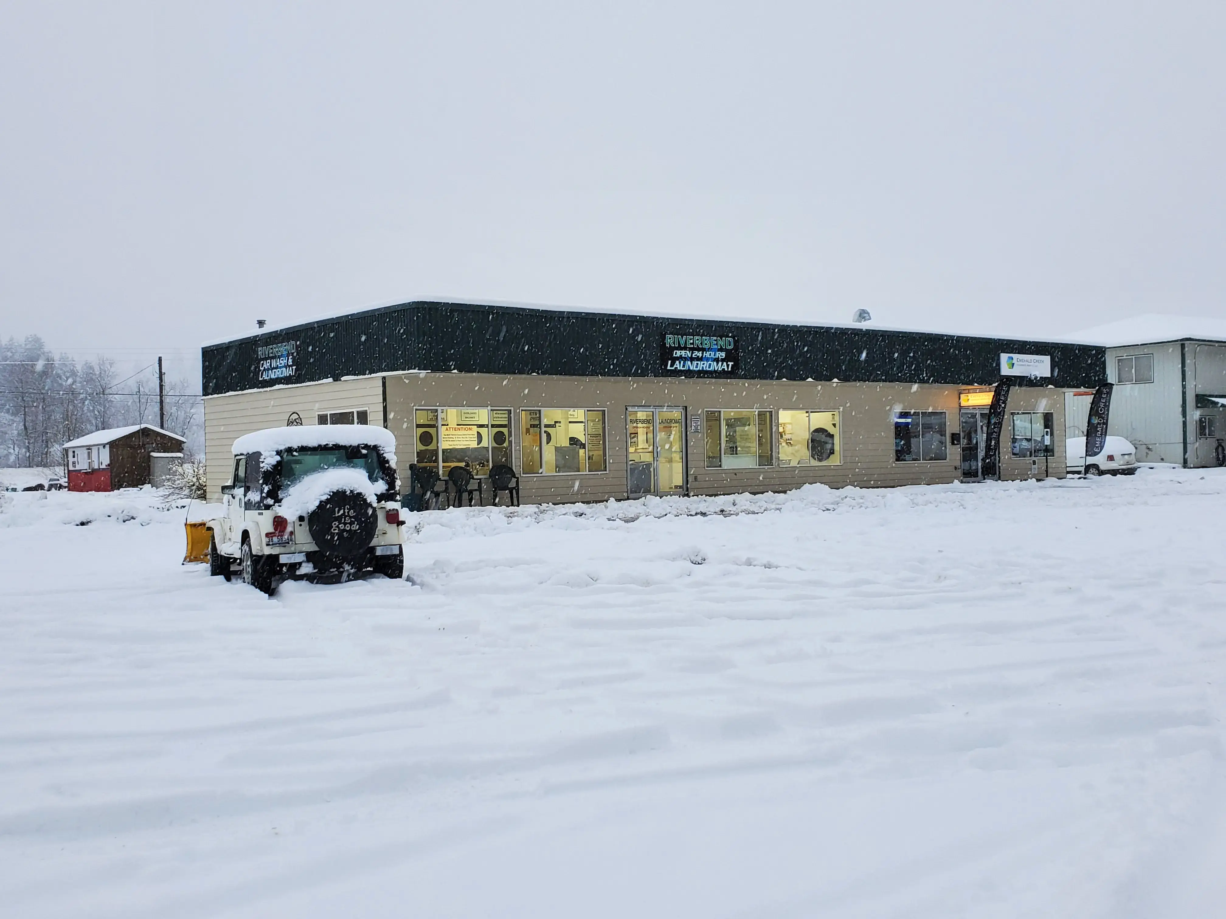 Riverbend Car Wash & Laundromat - Image 16