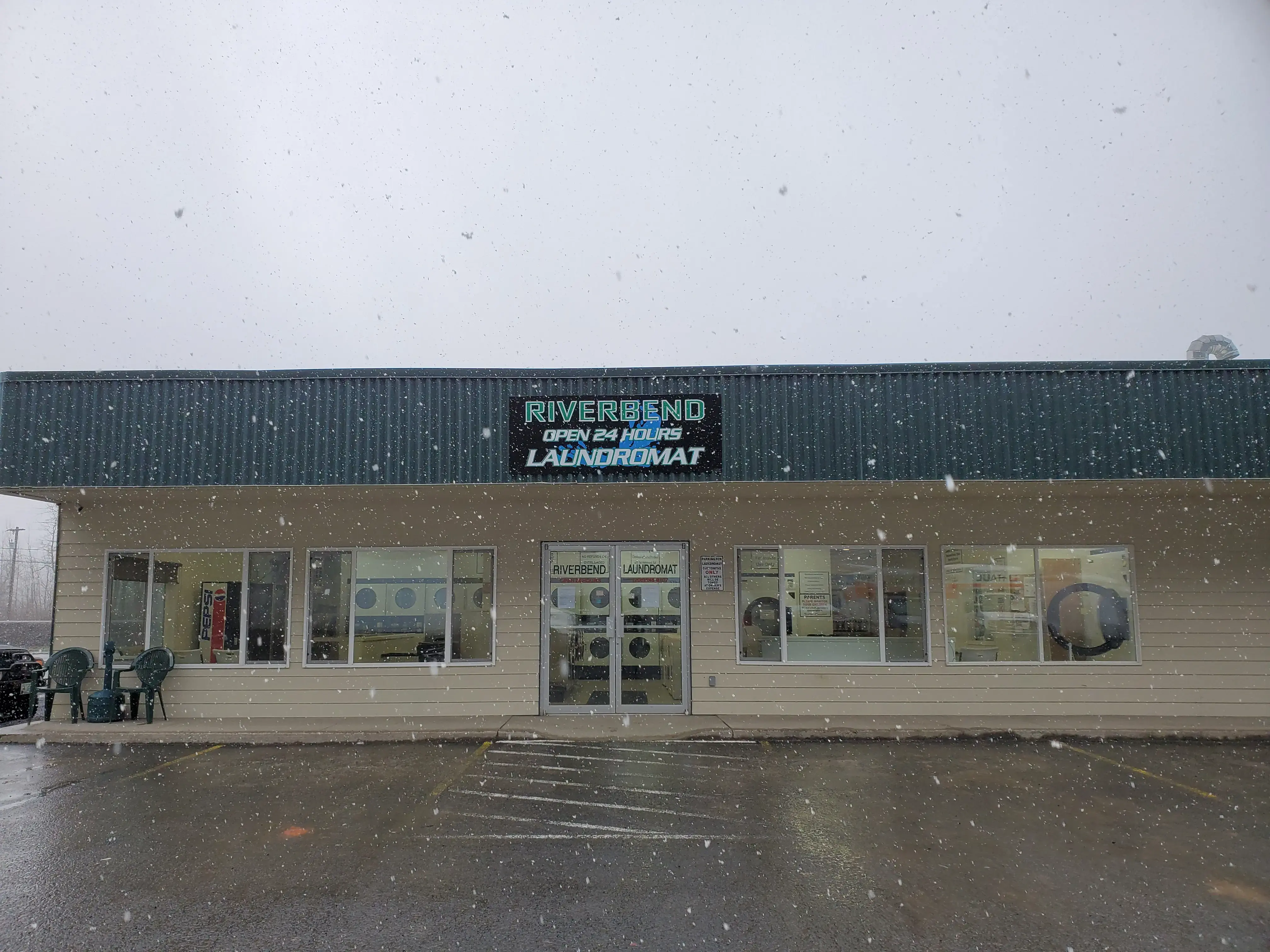 Riverbend Car Wash & Laundromat - Image 18