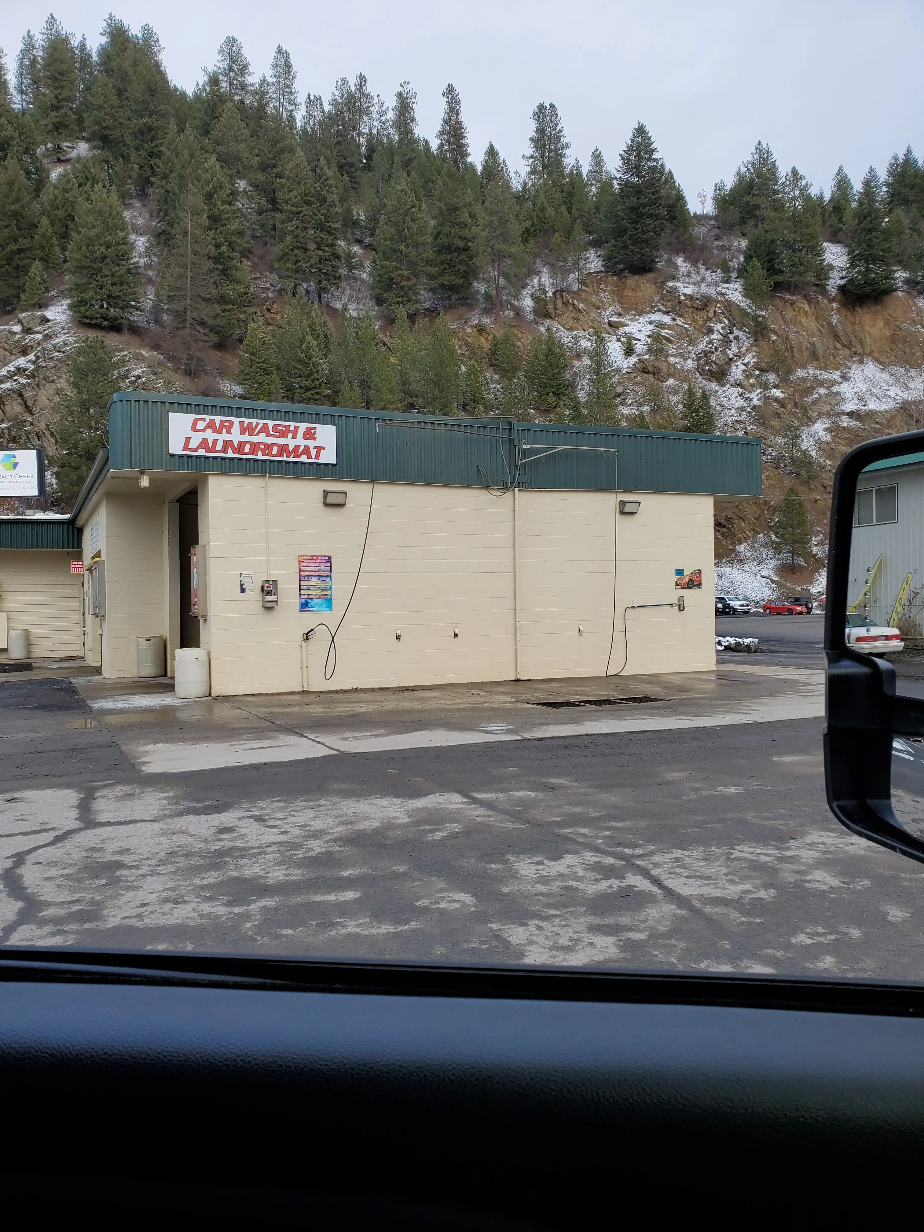 Riverbend Car Wash & Laundromat - Image 15