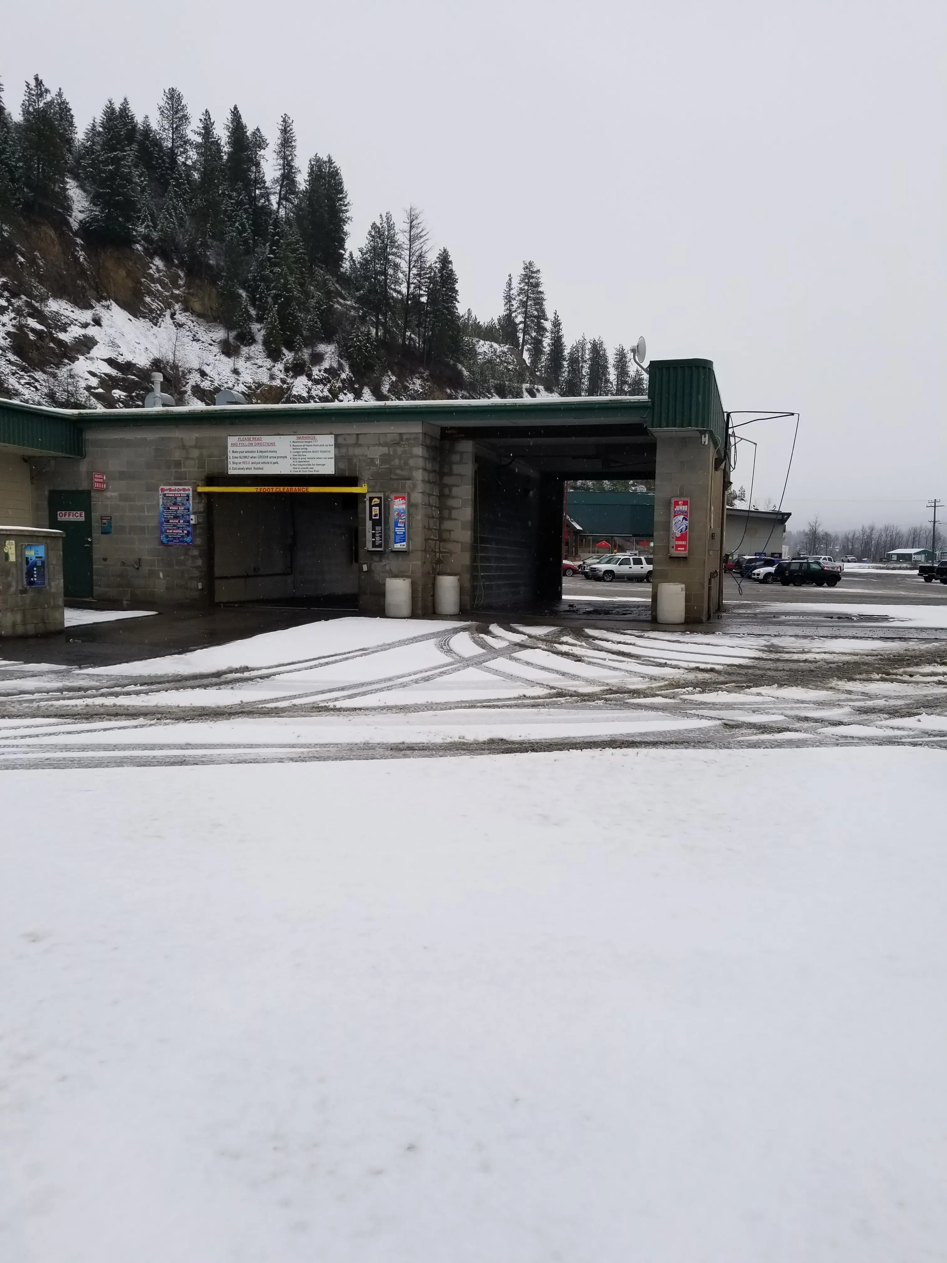 Riverbend Car Wash & Laundromat thumbnail 11