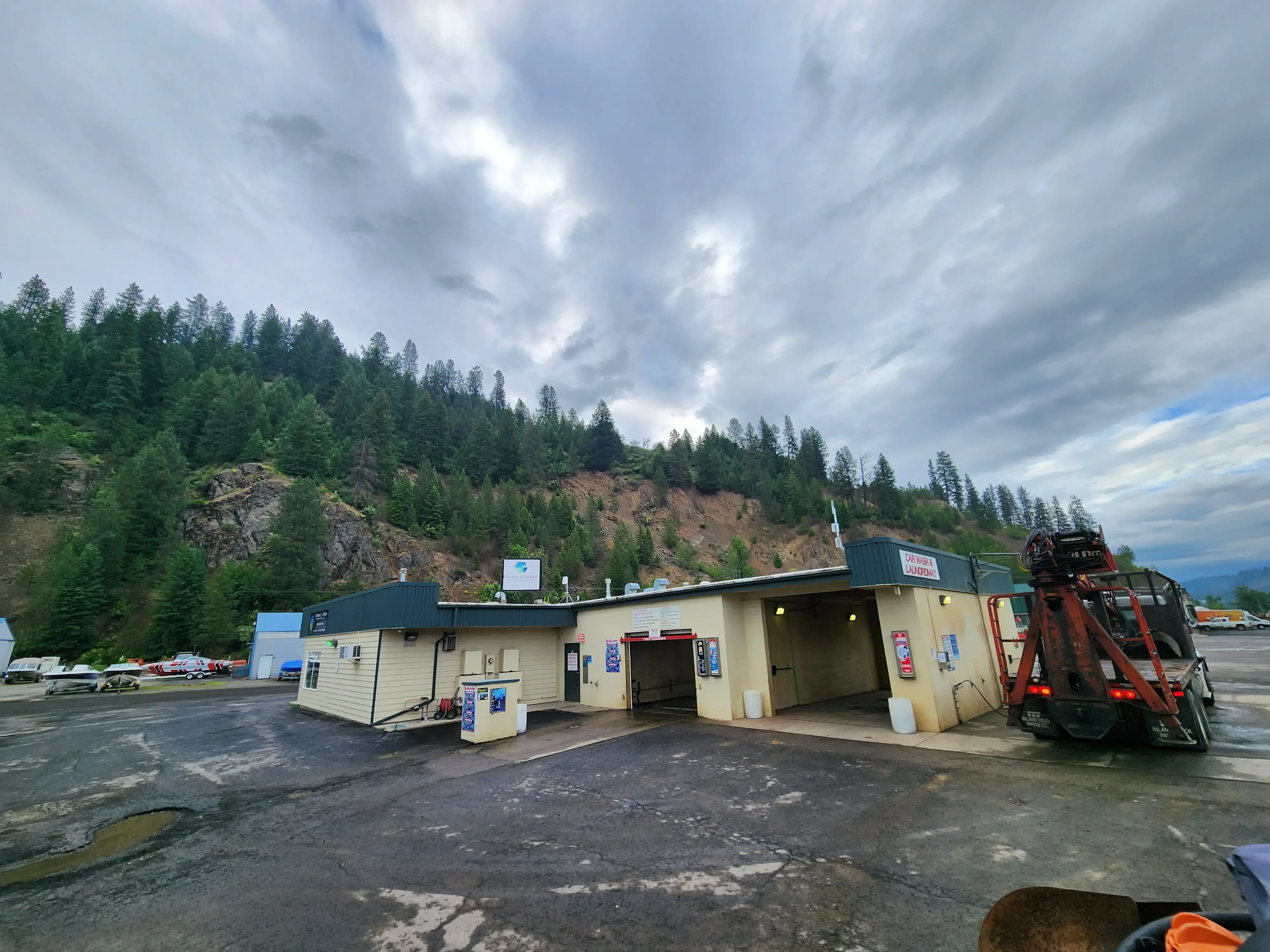 Riverbend Car Wash & Laundromat thumbnail 4