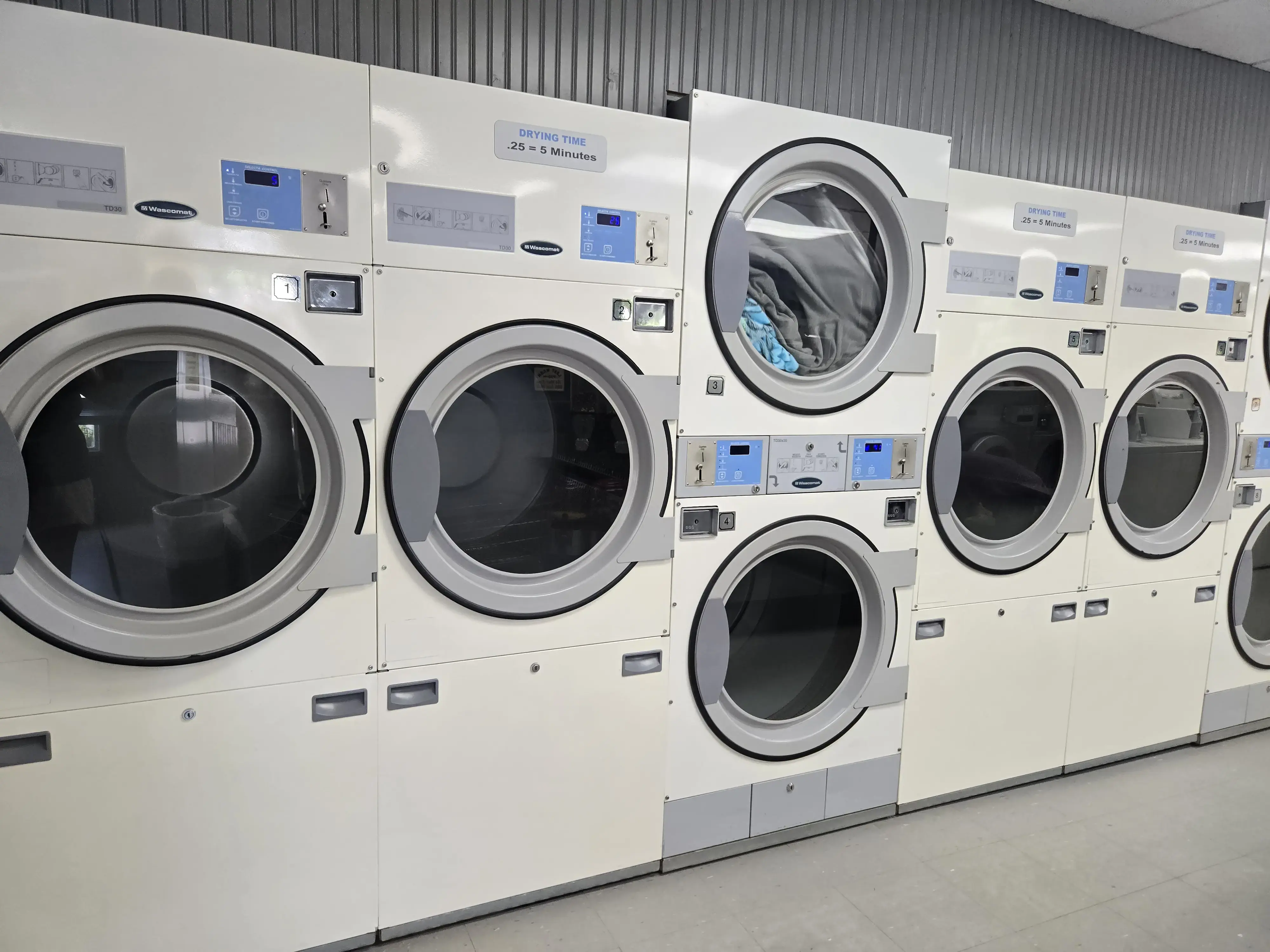 Riverside Laundromat-Car Wash thumbnail 12