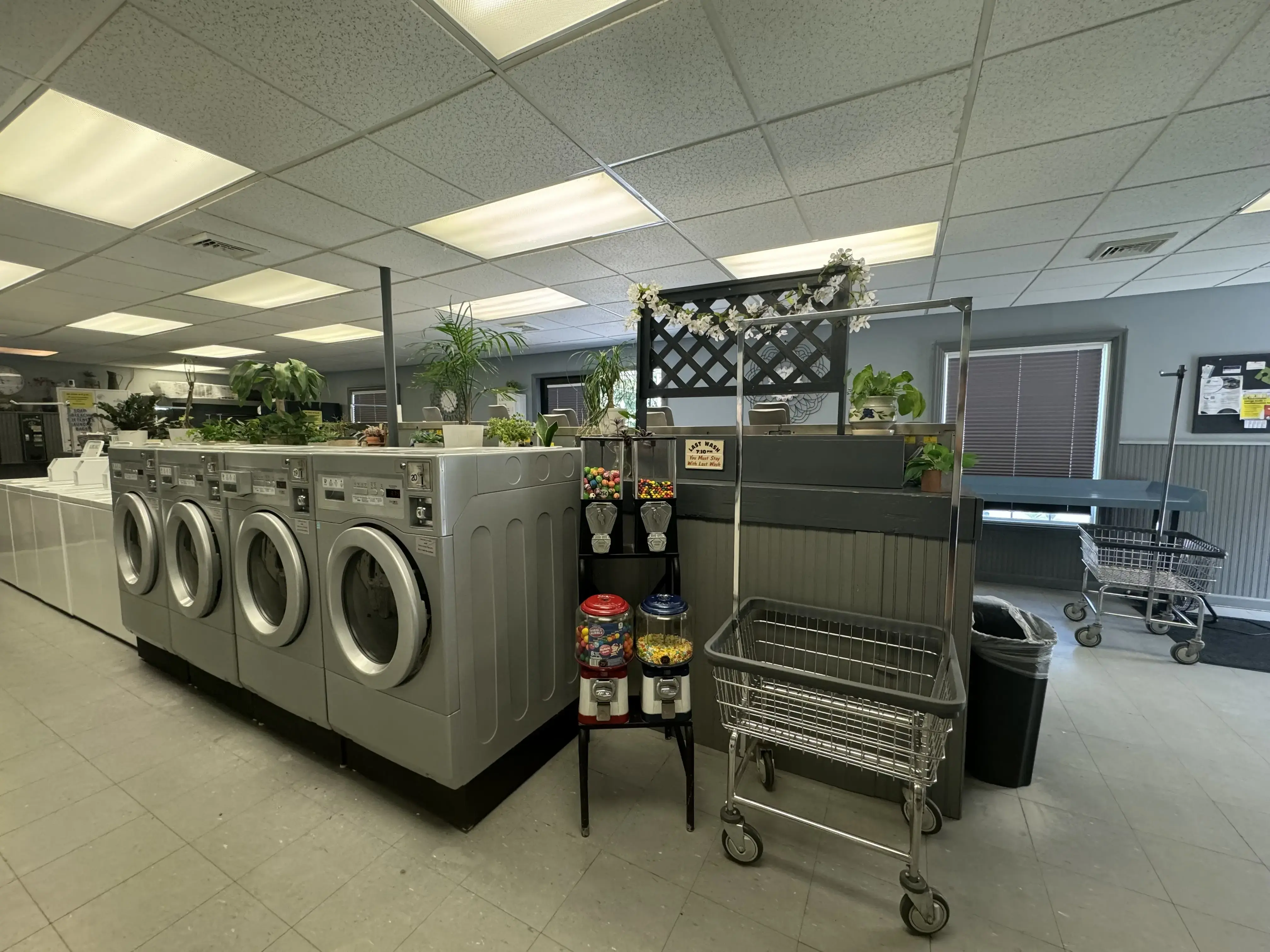 Riverside Laundromat-Car Wash thumbnail 1