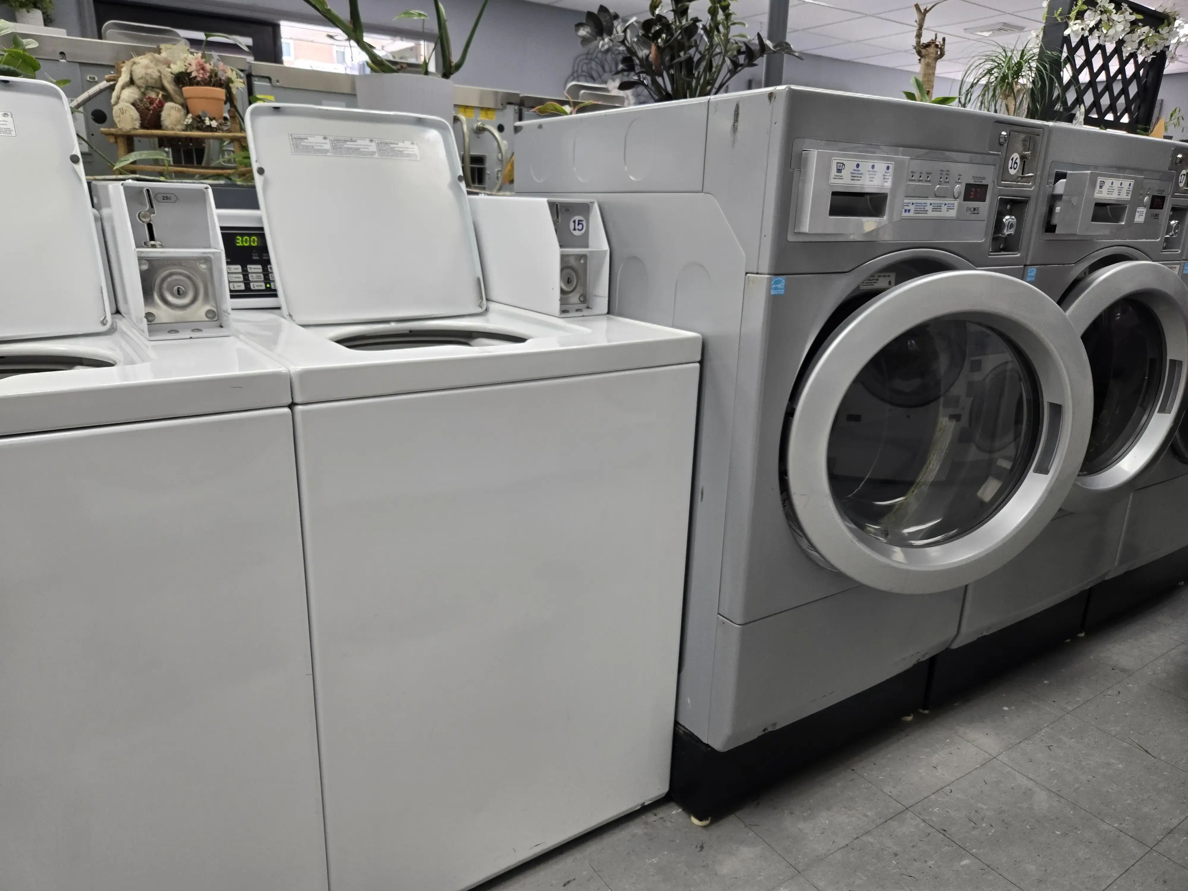 Riverside Laundromat-Car Wash thumbnail 10