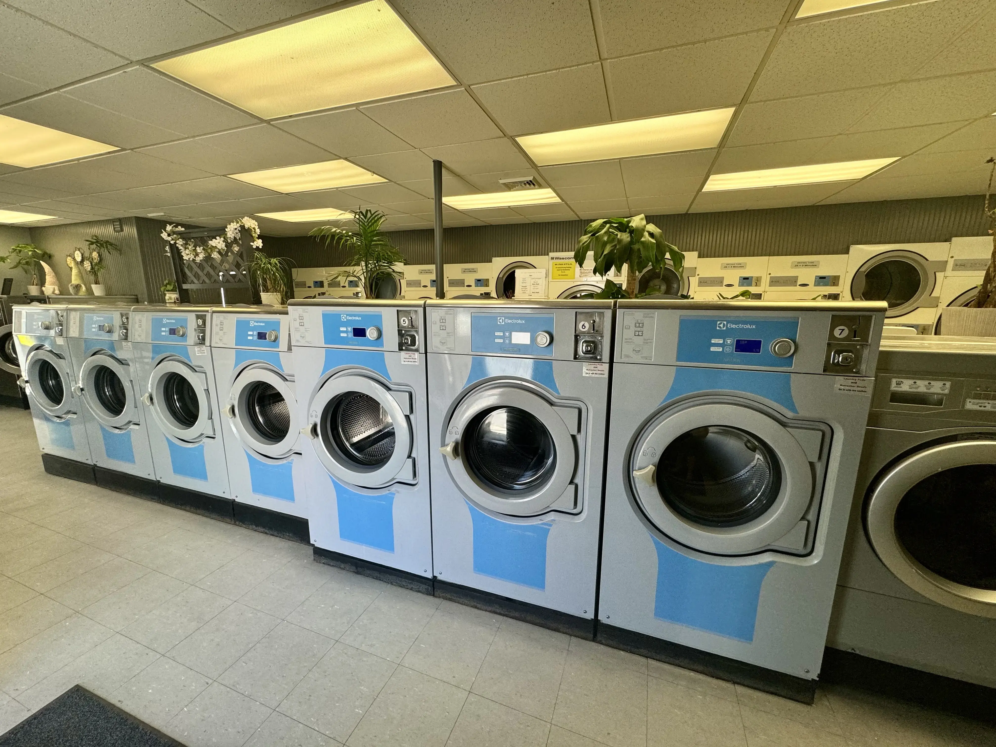 Riverside Laundromat-Car Wash - Image 17