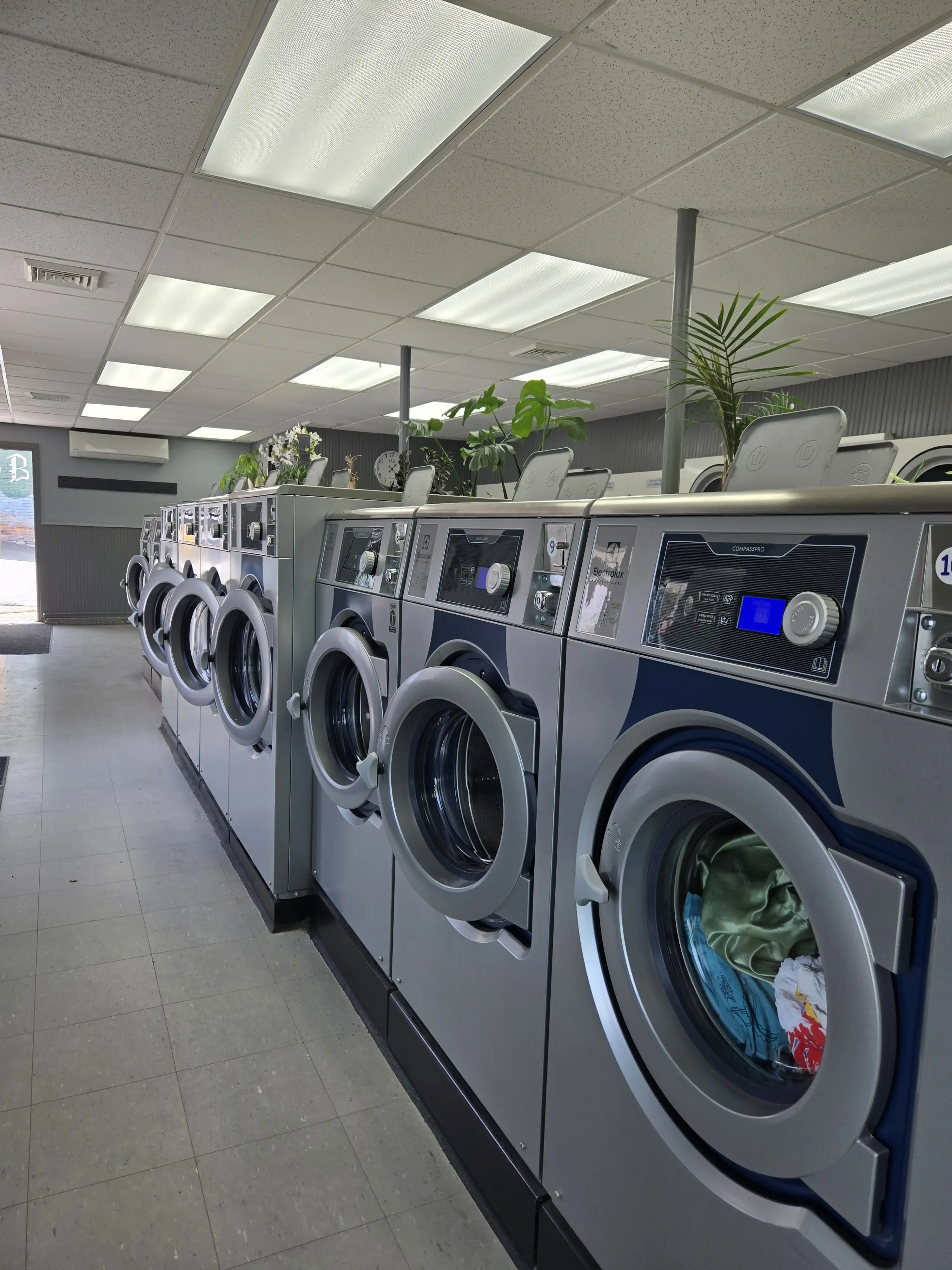 Riverside Laundromat-Car Wash - Image 18