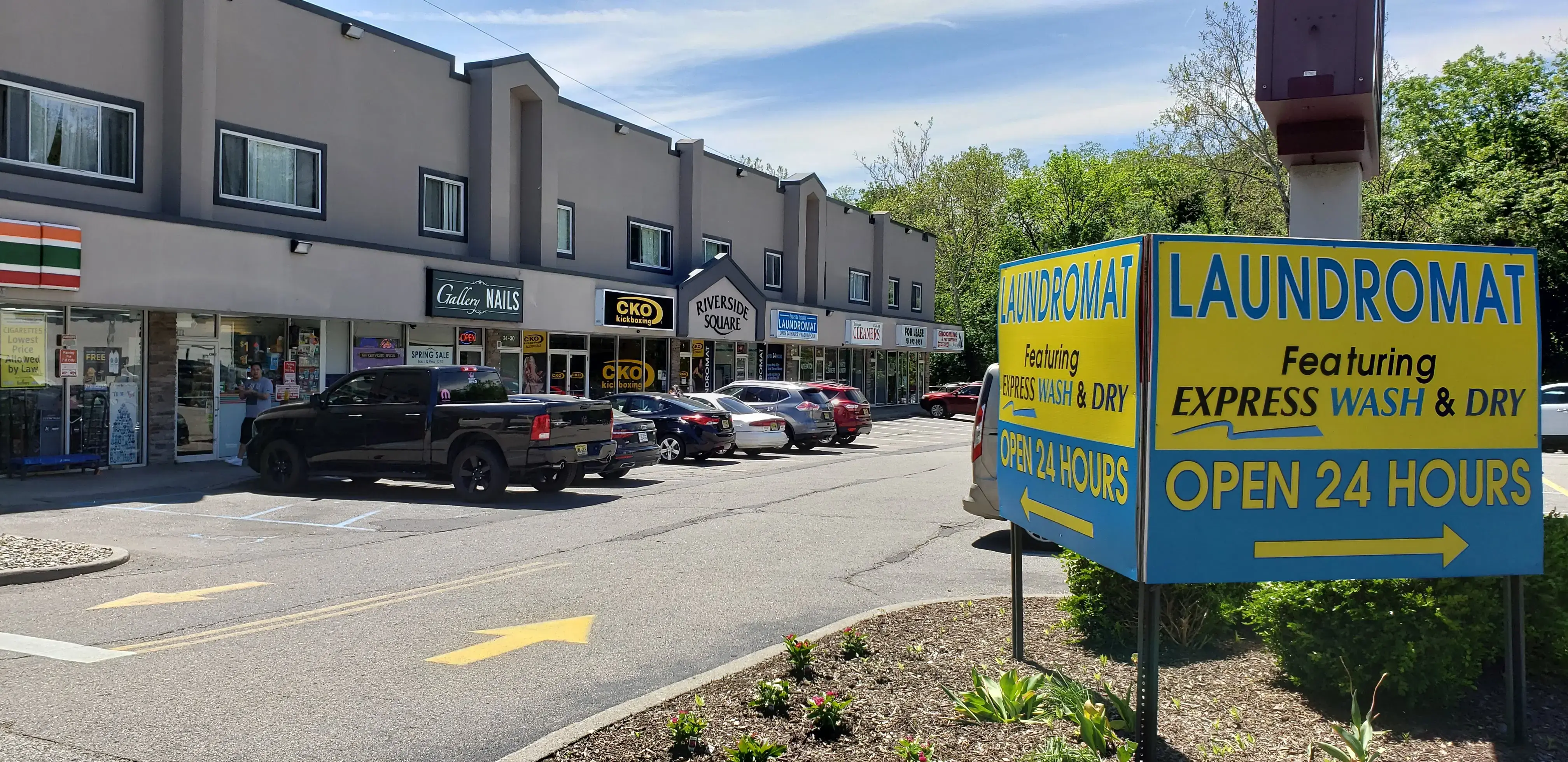 RIVERSIDE SQUARE LAUNDROMAT - OPEN 24 HOURS thumbnail 3