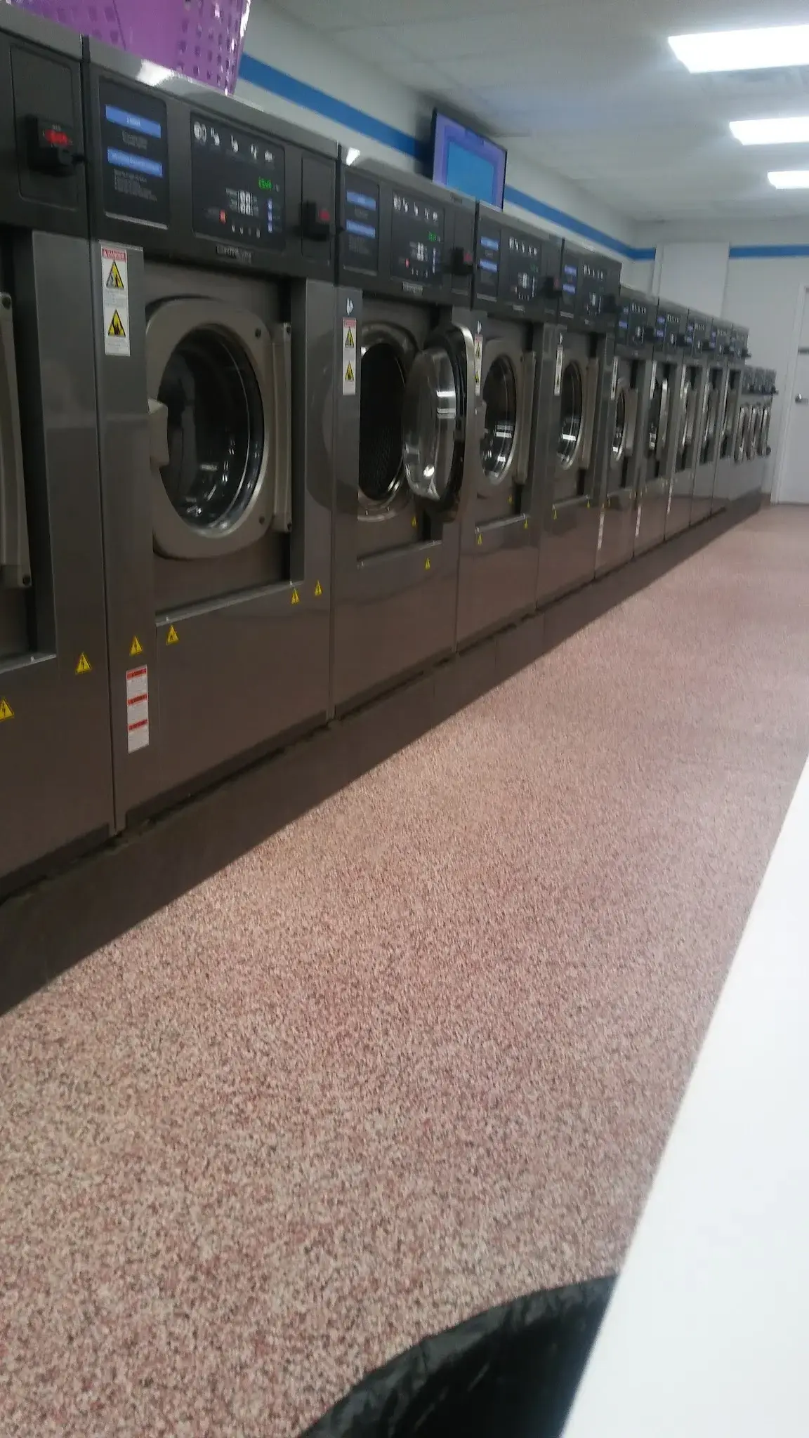 RIVERSIDE SQUARE LAUNDROMAT - OPEN 24 HOURS - Image 16