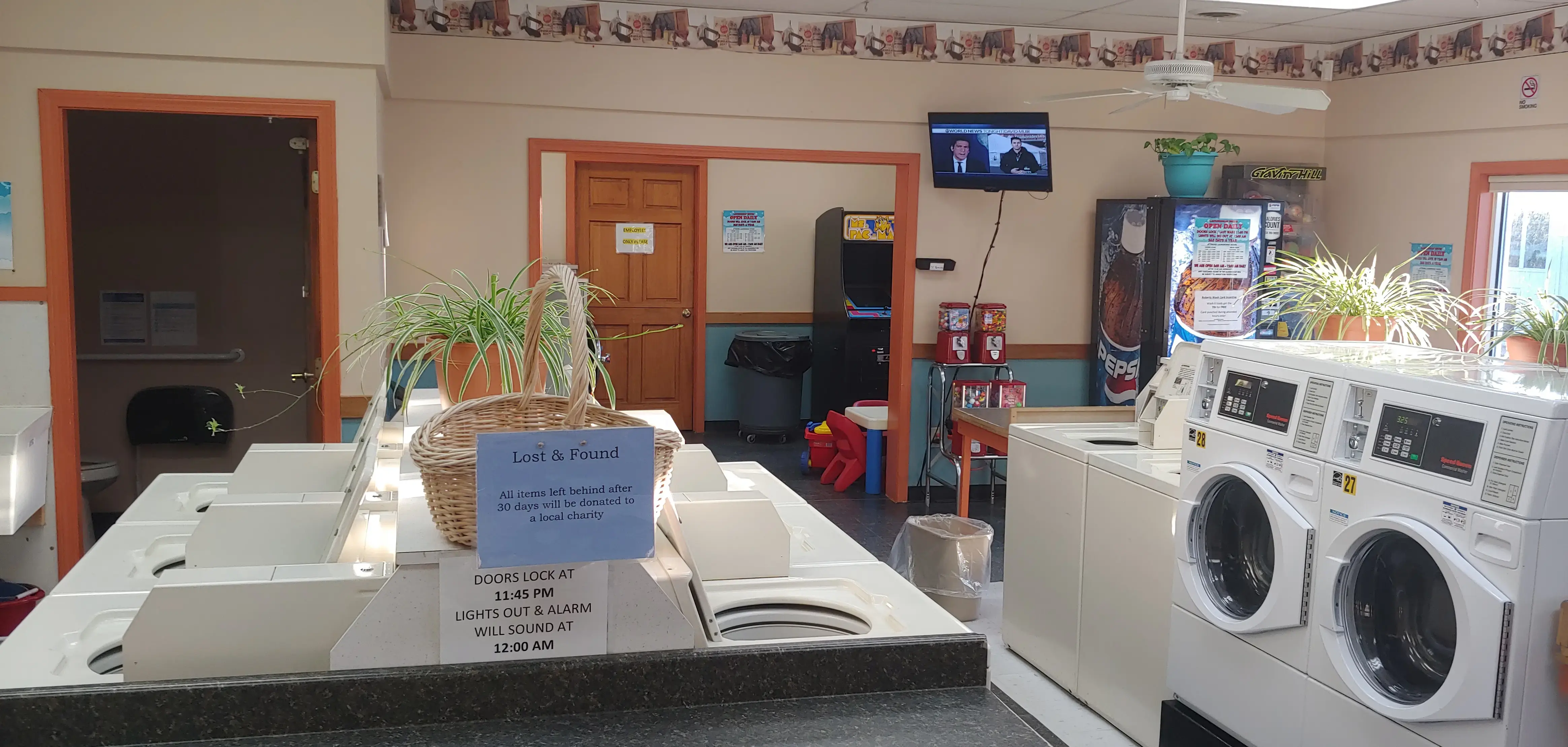 Robert's Laundromat - Image 19