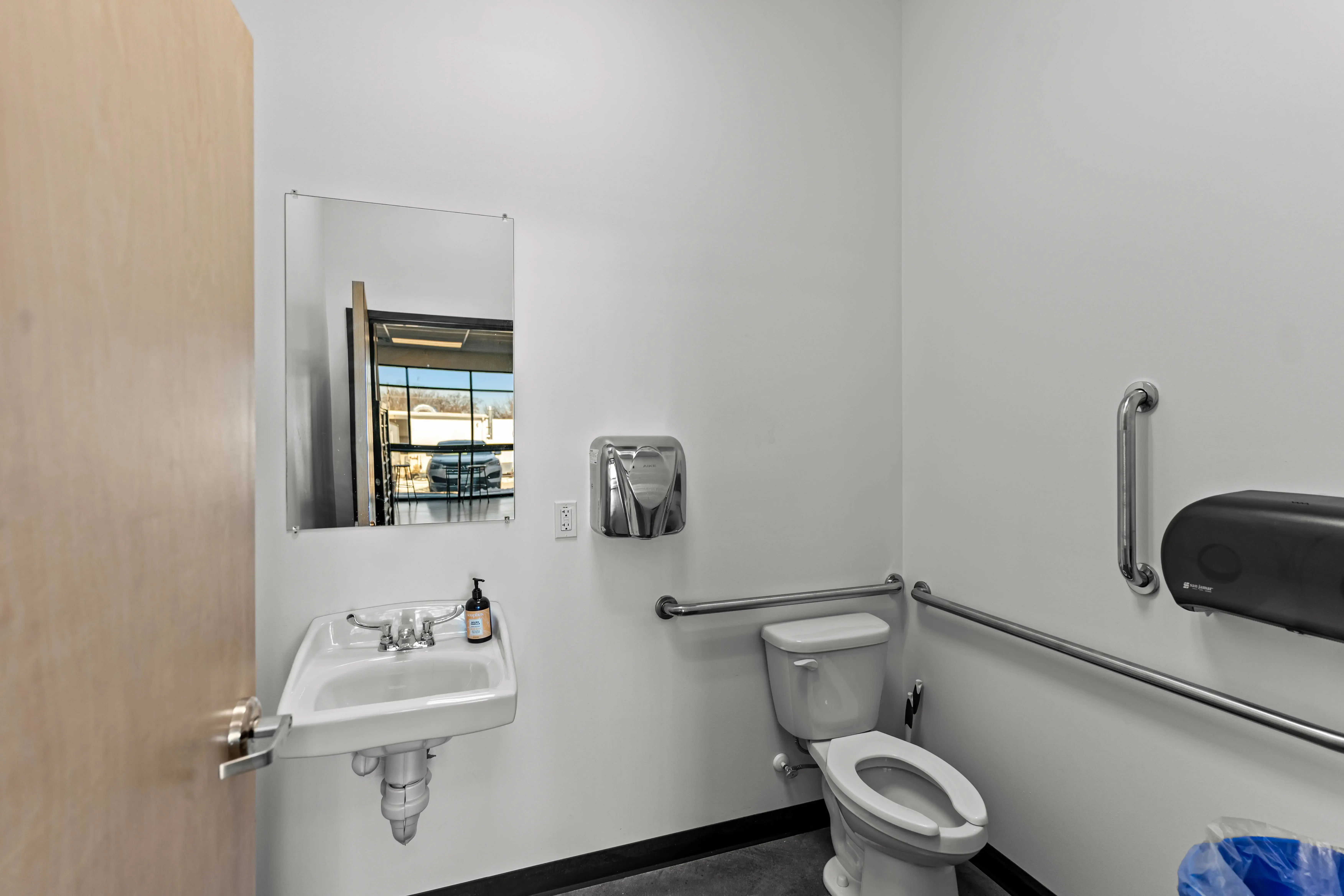 Robinson's College Laundromat - Image 6