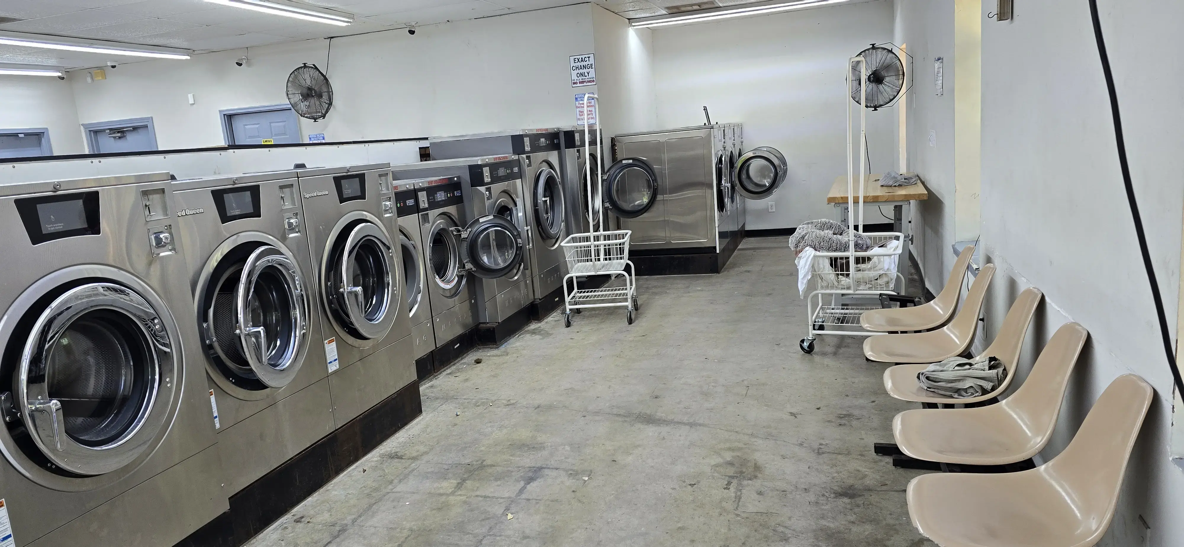 Rocky's Laundromat - Image 11